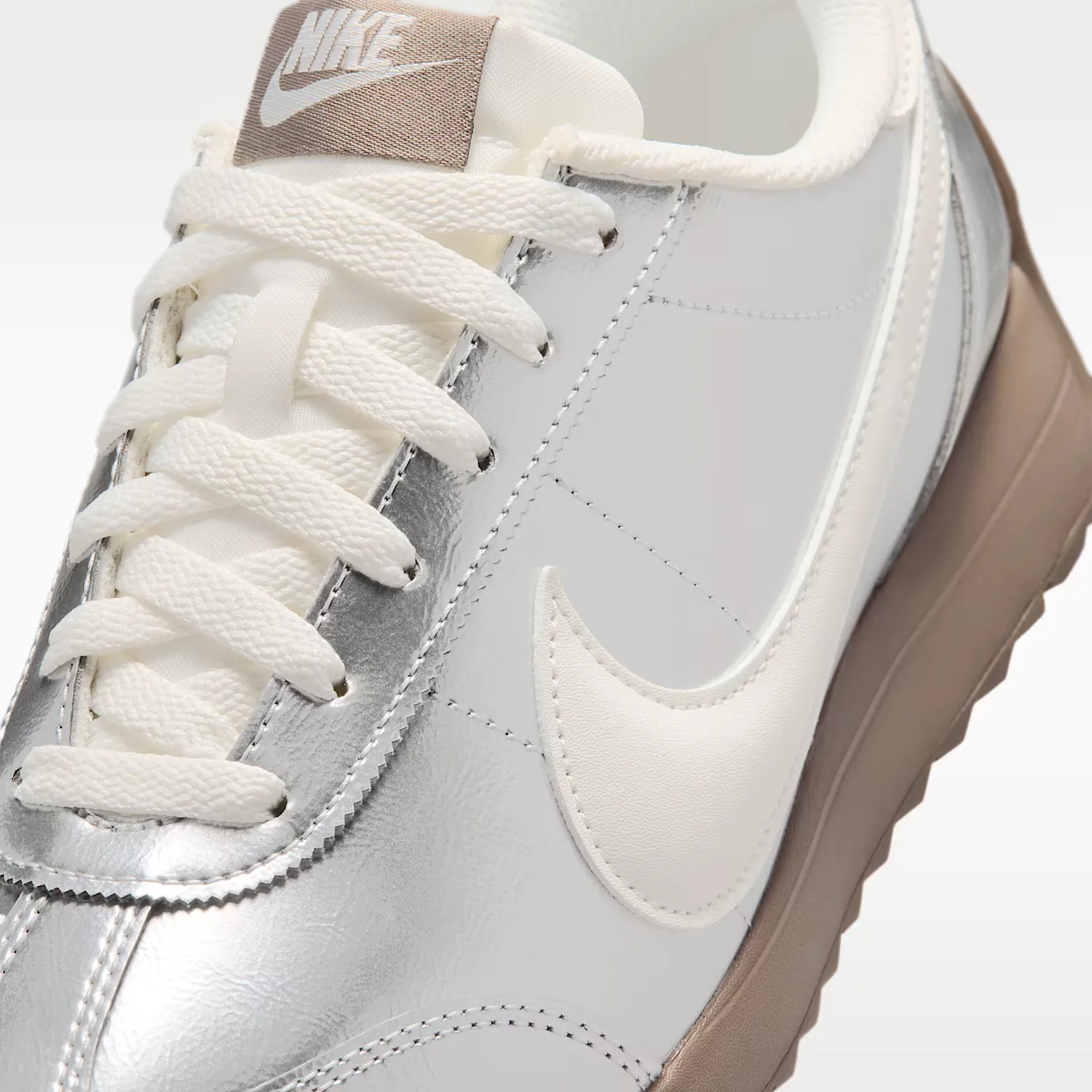 000000_Nike-Pacific-WMNS_Metallic-Silver-Mink-Brown_IR2750-095_img6