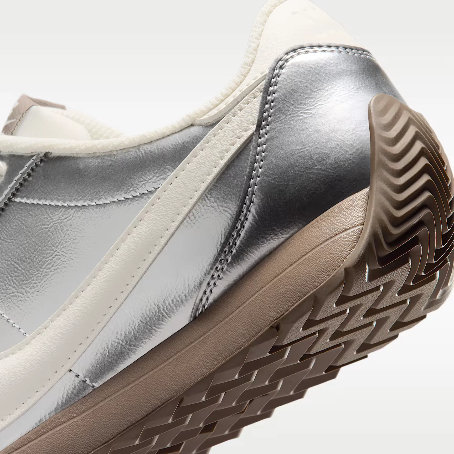 000000_Nike-Pacific-WMNS_Metallic-Silver-Mink-Brown_IR2750-095_img7