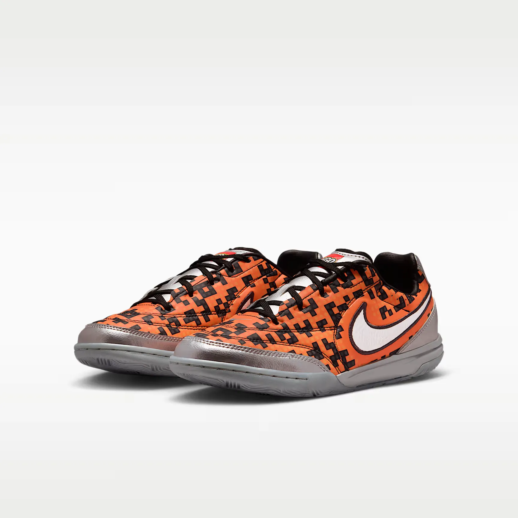 000000_Nike-Jr.-Streetgato-x-LEGO-Collection-GS_Metallic-Silver-Safety-Orange_IO2390-002_img4