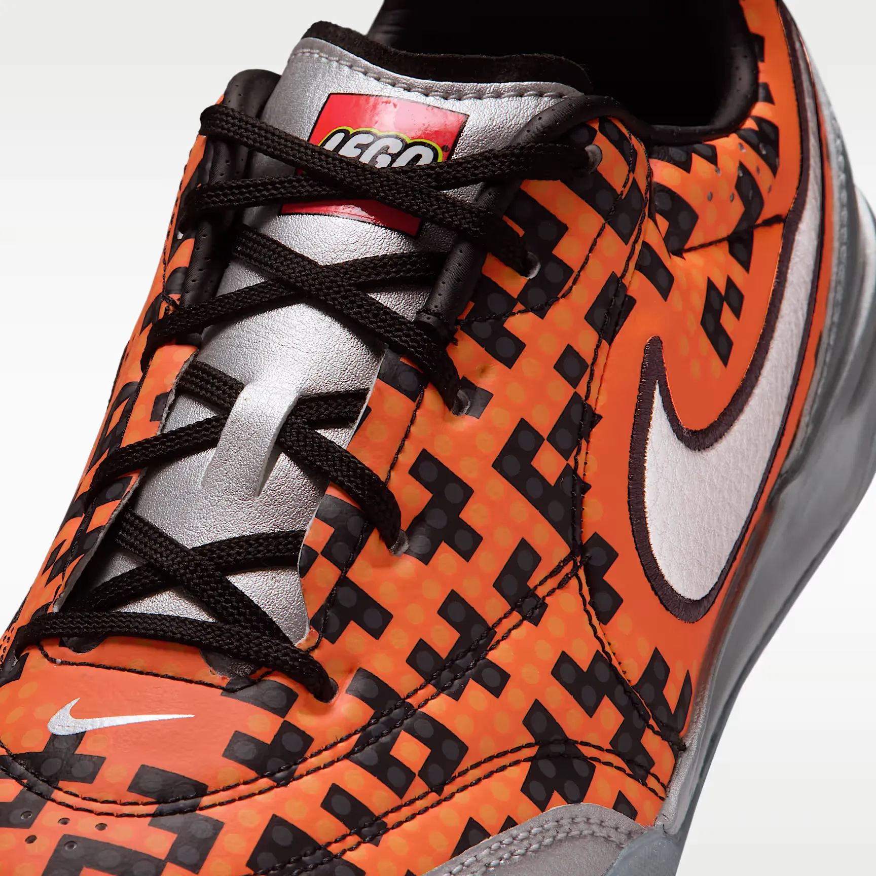 000000_Nike-Jr.-Streetgato-x-LEGO-Collection-GS_Metallic-Silver-Safety-Orange_IO2390-002_img6