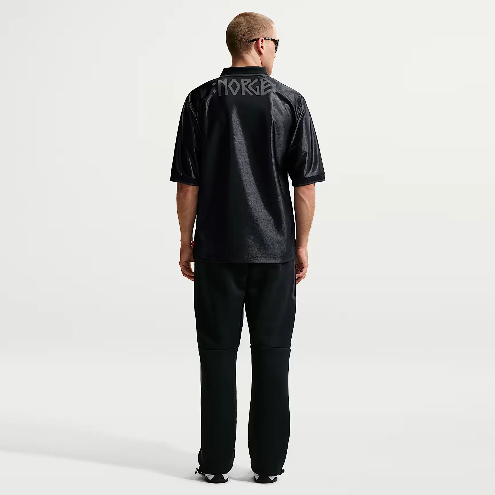 000000_Nike-Dri-FIT-Norway-Energy-Short-Sleeve-Football-Top_Black-White_IH1869-010_img4