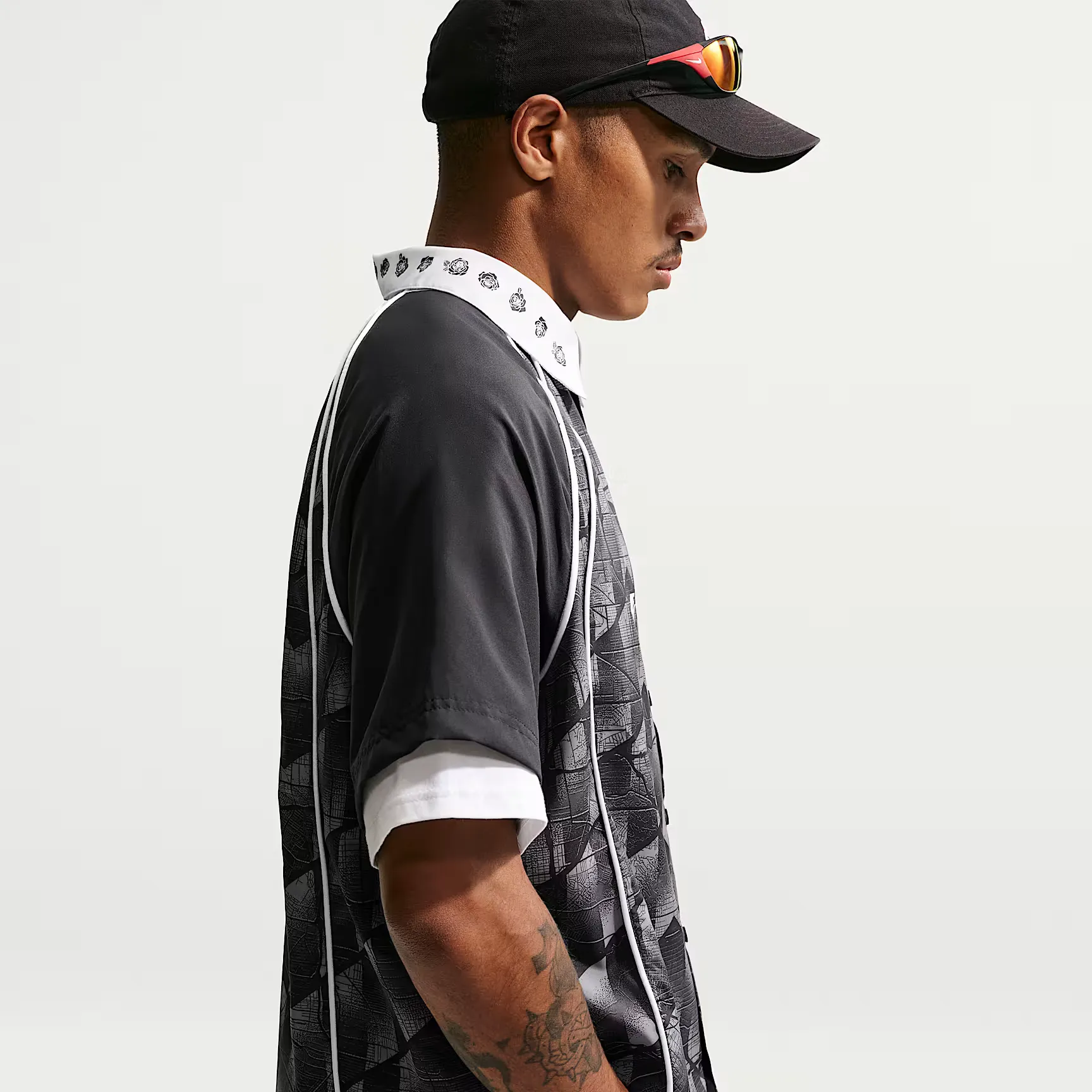 000000_Nike-SB-Dri-FIT-Mad-90-Pack-Bowling-Short-Sleeve-Top_Black-White_IR8701-010_img2
