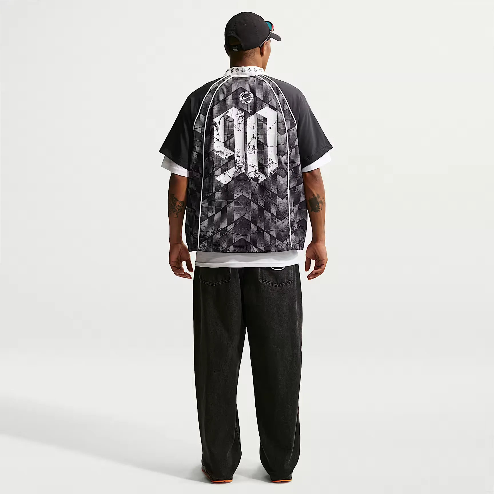 000000_Nike-SB-Dri-FIT-Mad-90-Pack-Bowling-Short-Sleeve-Top_Black-White_IR8701-010_img4