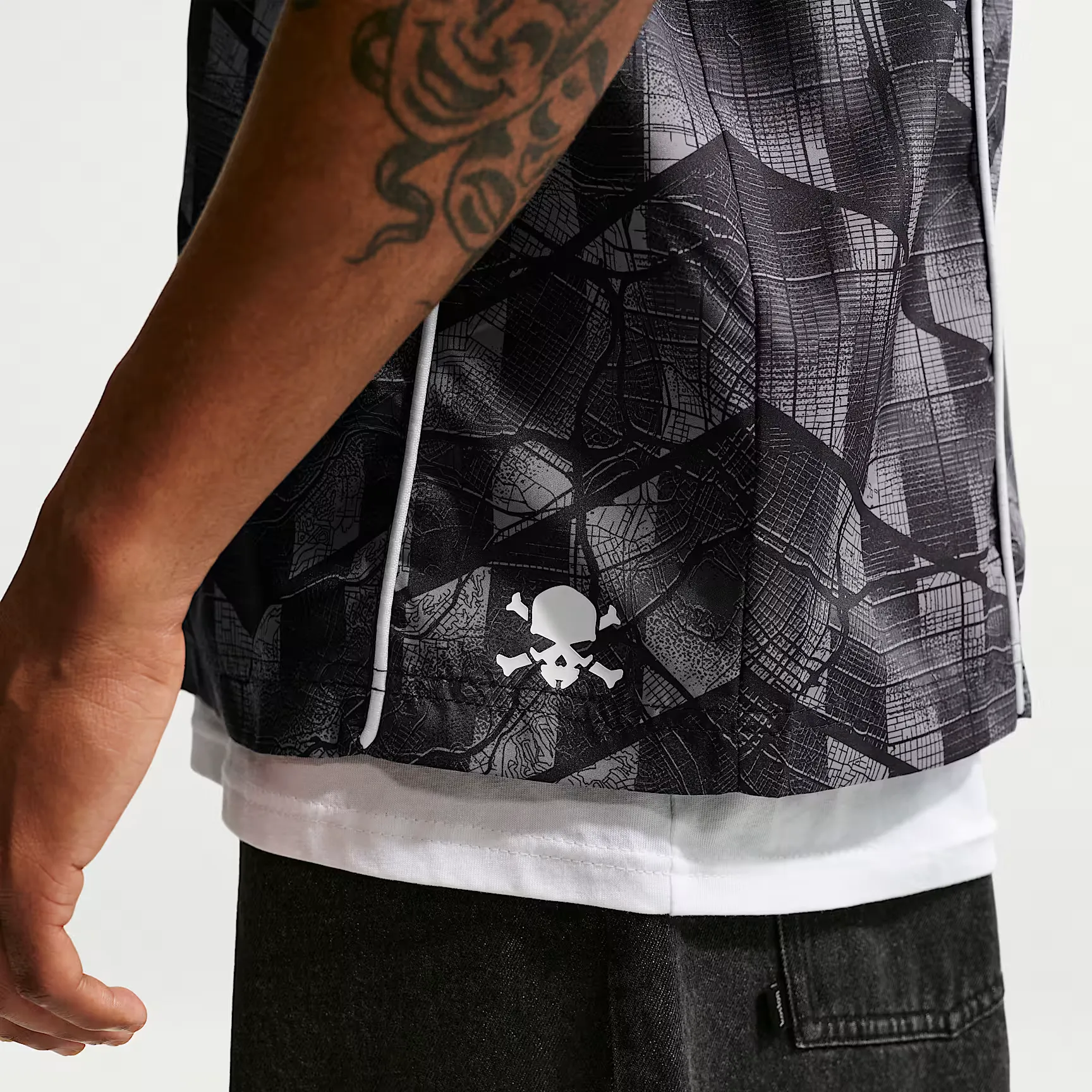 000000_Nike-SB-Dri-FIT-Mad-90-Pack-Bowling-Short-Sleeve-Top_Black-White_IR8701-010_img5