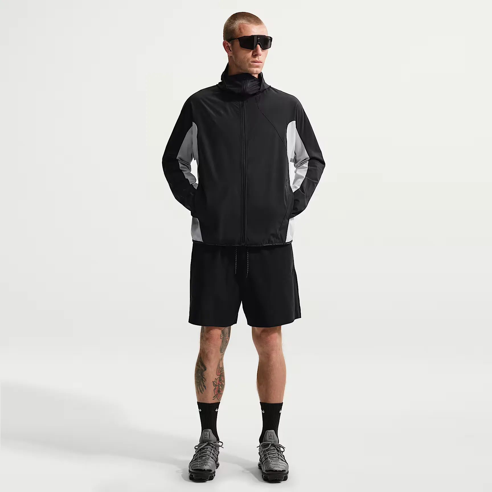 000000_Nike-Dri-FIT-Tech-Helios-Long-Sleeve-Top_Black-Grey-Fog_IF0903-010_img2