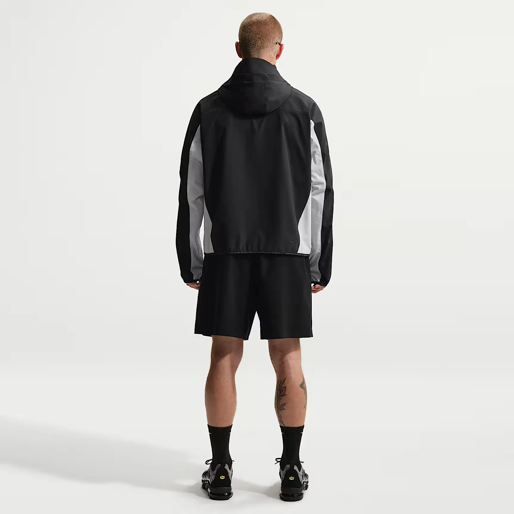 000000_Nike-Dri-FIT-Tech-Helios-Long-Sleeve-Top_Black-Grey-Fog_IF0903-010_img3
