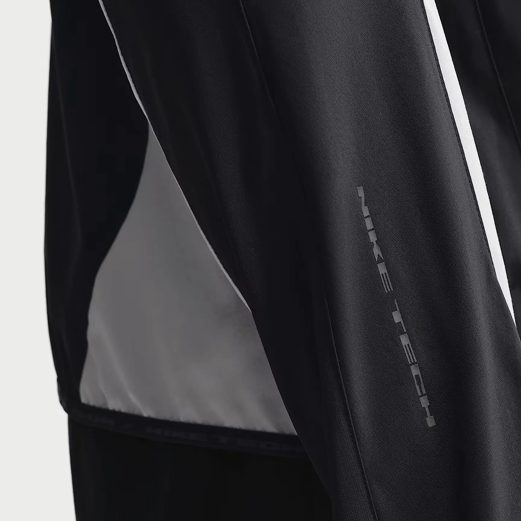 000000_Nike-Dri-FIT-Tech-Helios-Long-Sleeve-Top_Black-Grey-Fog_IF0903-010_img7