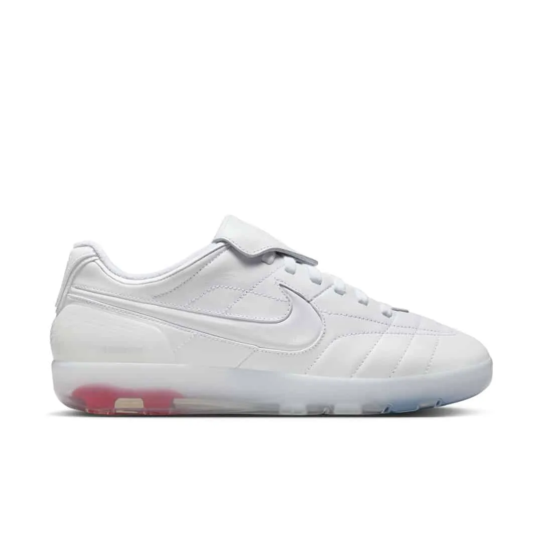 000000_Jacquemus-x-Nike-Cryoshot-Tiempo-R10_White-Sport-Royal_IO0619-100_img0