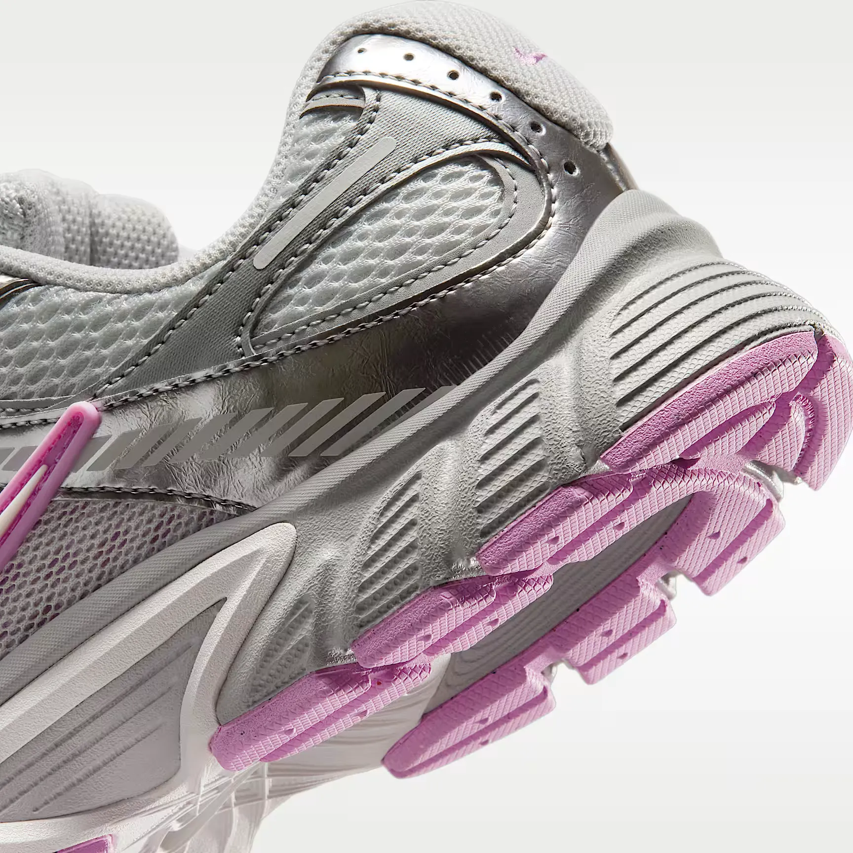 000000_Nike-V5-RNR-WMNS_Light-Smoke-Grey-Light-Magenta_HQ7901-009_img7