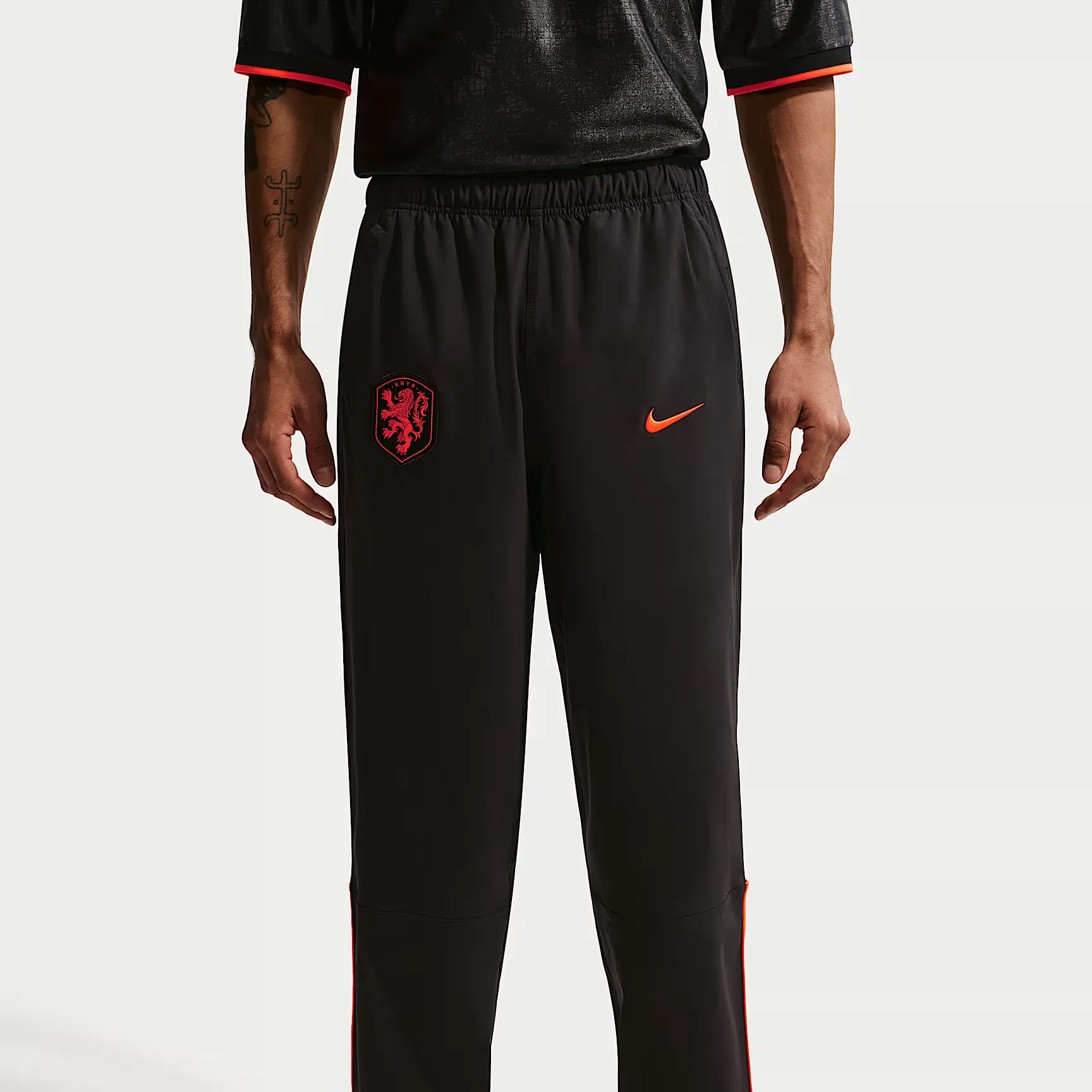 000000_Nike-Dri-FIT-Pays-Bas-Energy-Woven-Football-Pants_NoirHyper-Crimson_IH1882-010_img1