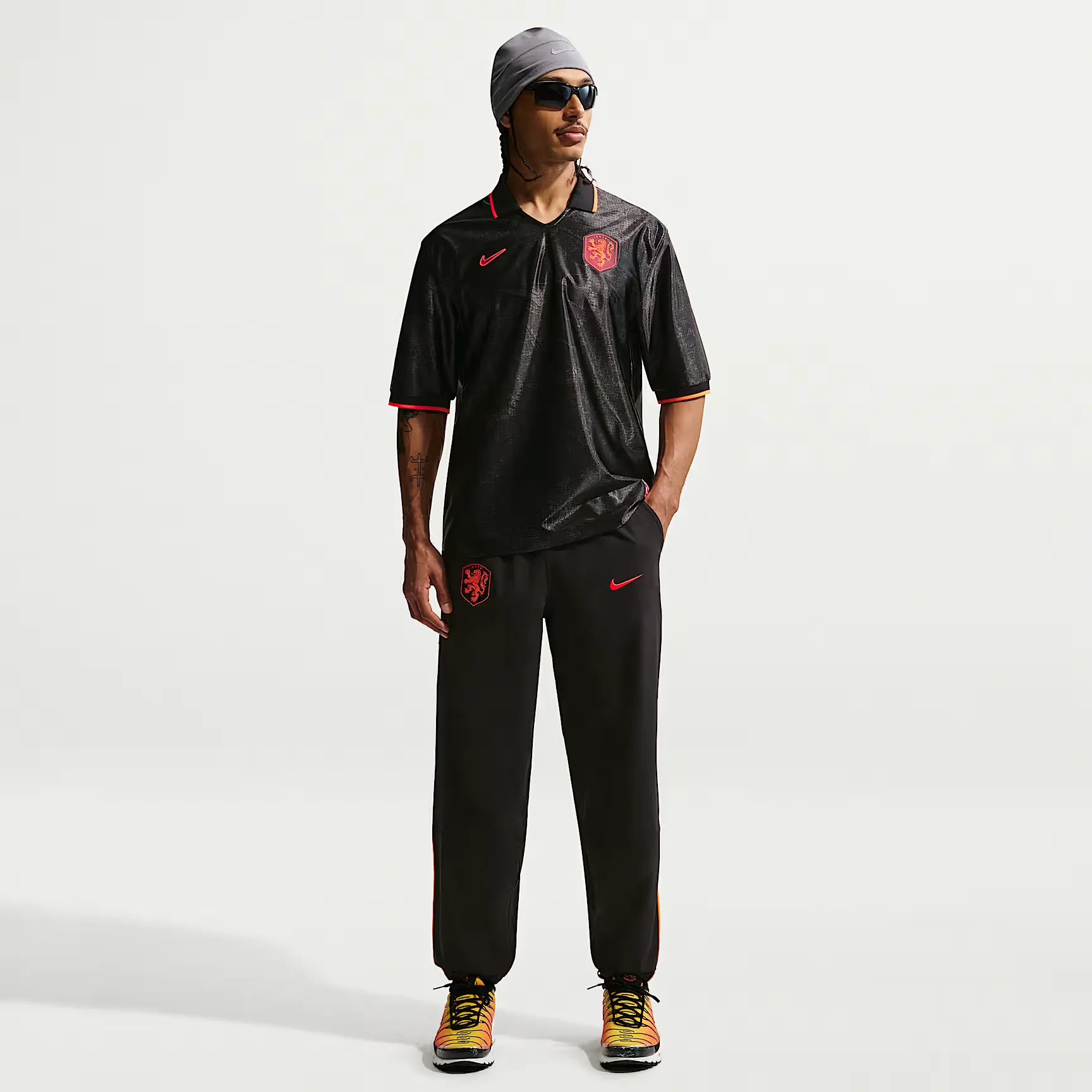 000000_Nike-Dri-FIT-Pays-Bas-Energy-Woven-Football-Pants_NoirHyper-Crimson_IH1882-010_img0