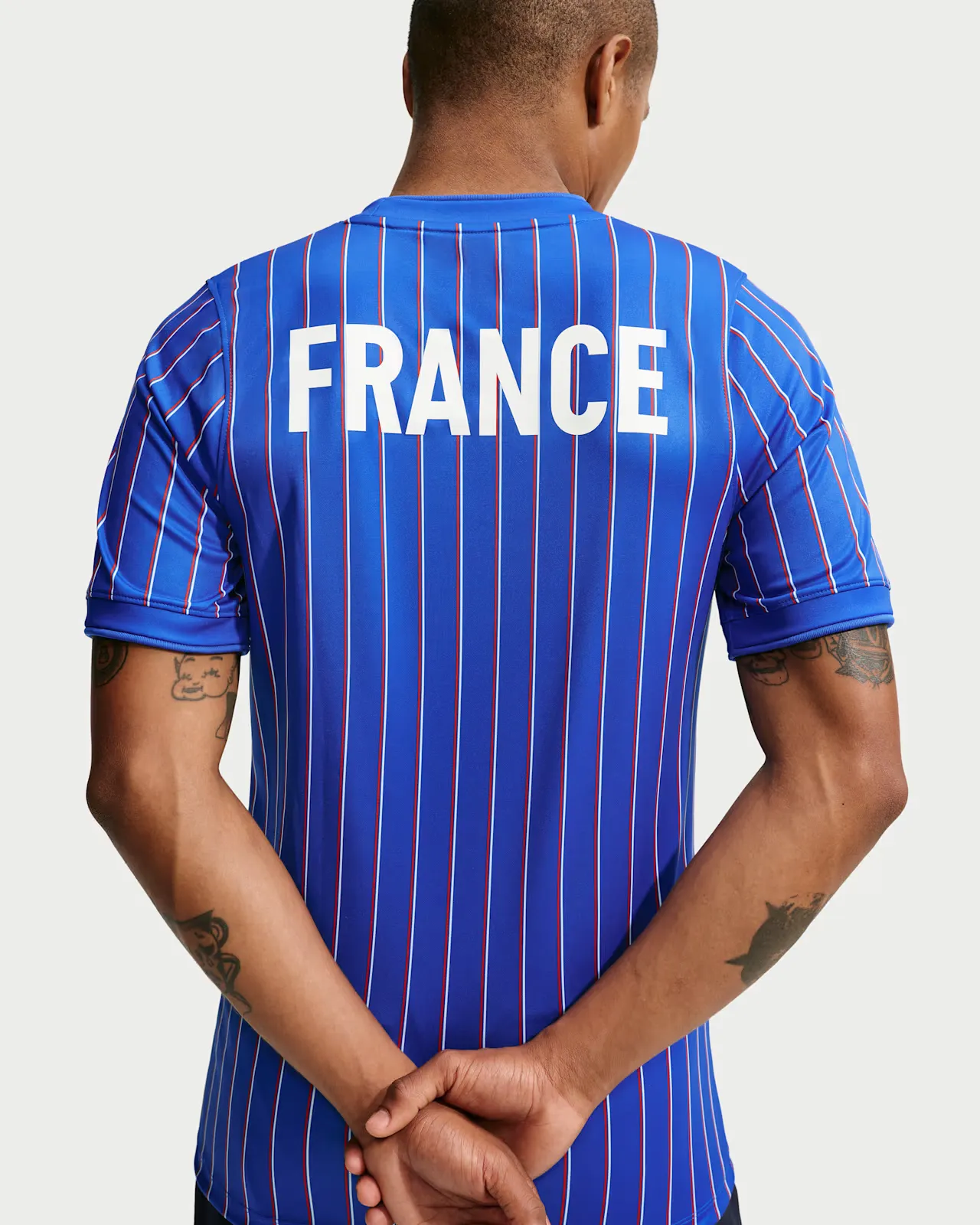 2A4DBE_Jacquemus-x-FFF-x-Nike-Dri-FIT-Short-Sleeve-Jersey_France_IH1674-480_img1