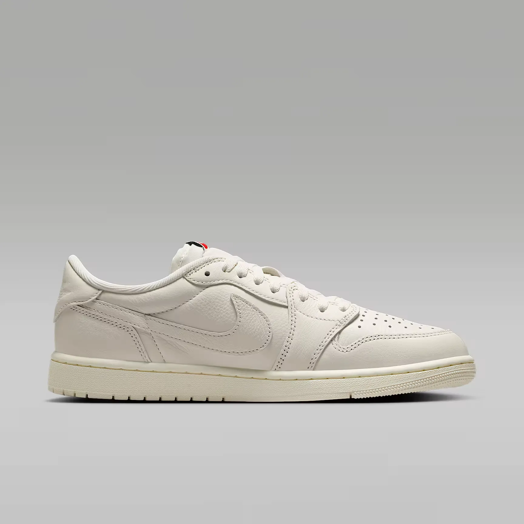000000_Air-Jordan-1-Retro-Low-OG_Sail_HQ6998-100_img2