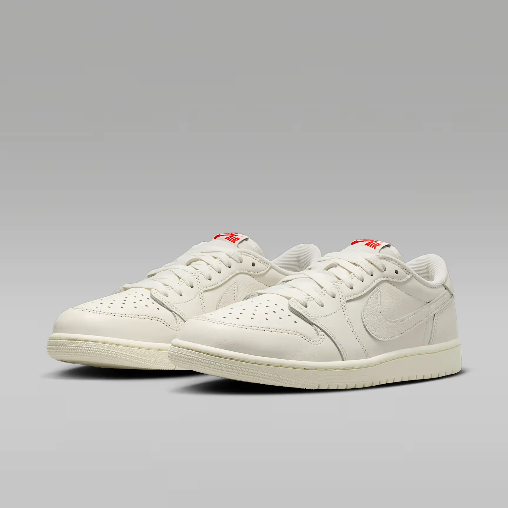 000000_Air-Jordan-1-Retro-Low-OG_Sail_HQ6998-100_img4