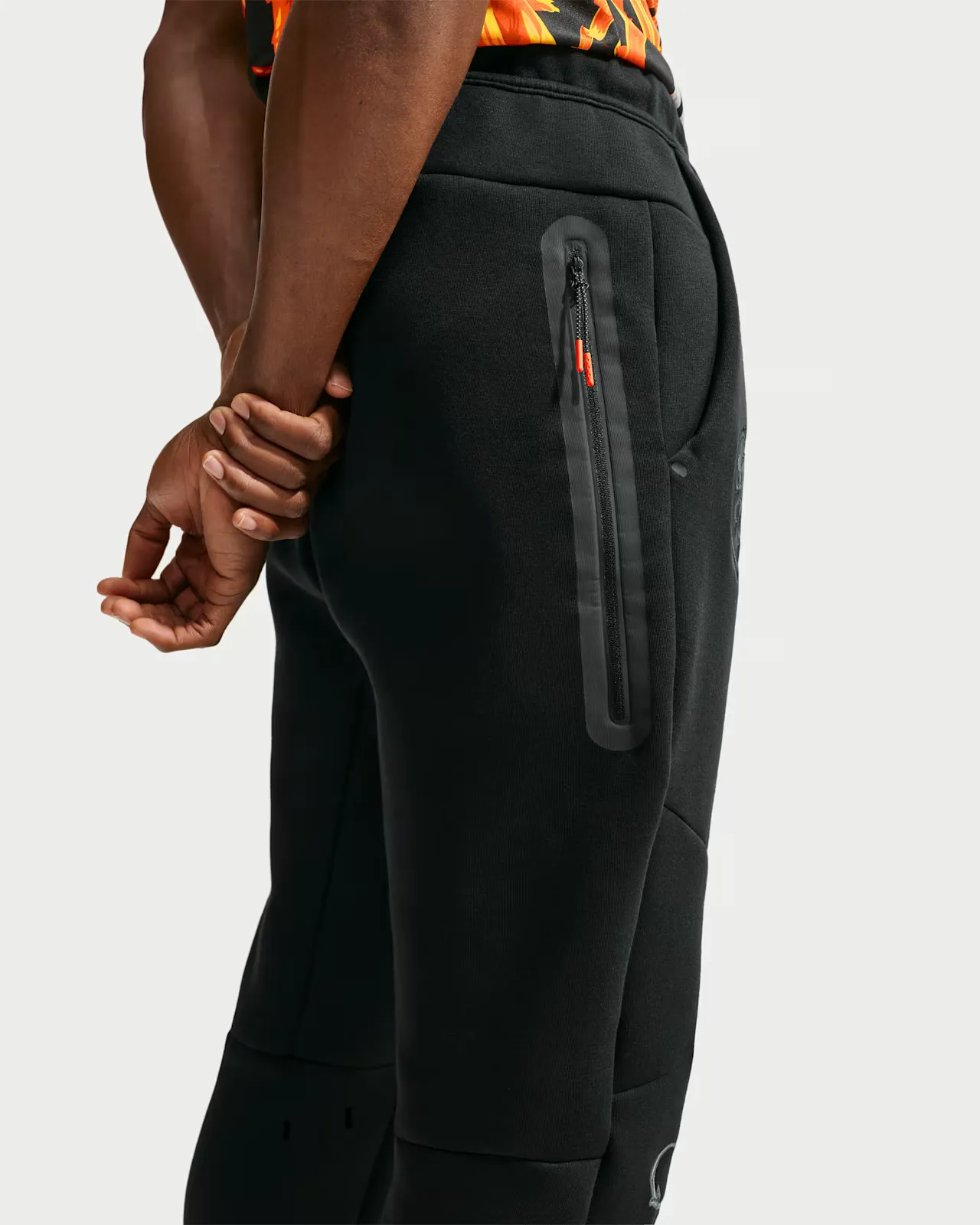 Patta-x-Netherlands-x-Nike-Tech-Fleece-Jogger_Black_IM3213-010_img3