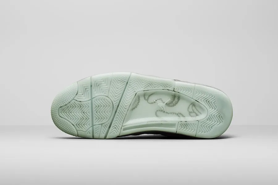 000000_KAWS-x-Air-Jordan-4_Cool-Grey_930155-003_img9