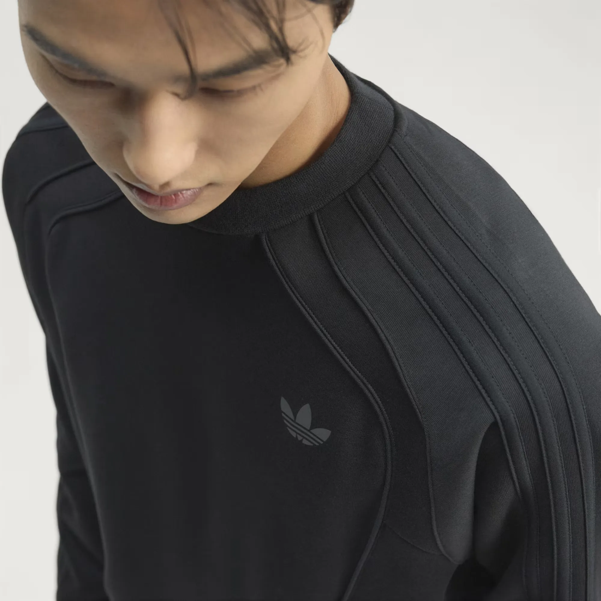 000000_adidas-Cutline-Spacer-Teamgeist-26-Crewneck-Sweatshirt_Black_KT4424_img4