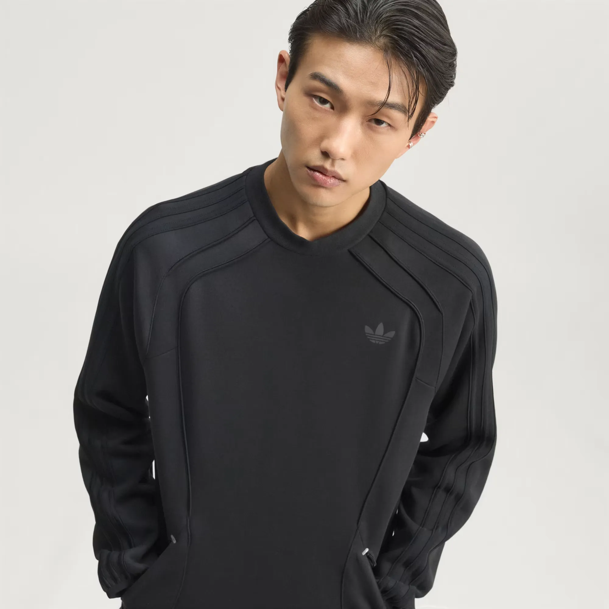 000000_adidas-Cutline-Spacer-Teamgeist-26-Crewneck-Sweatshirt_Black_KT4424_img0