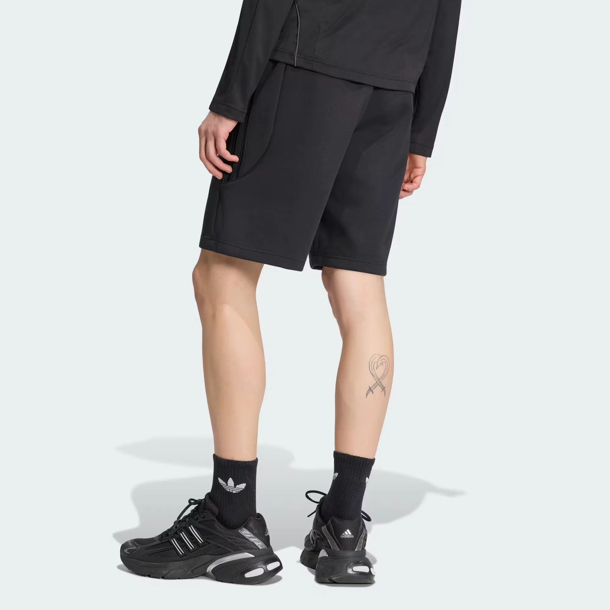 000000_adidas-Spacer-Cutline-Teamgeist-26-Short_Black_KQ8981_img1