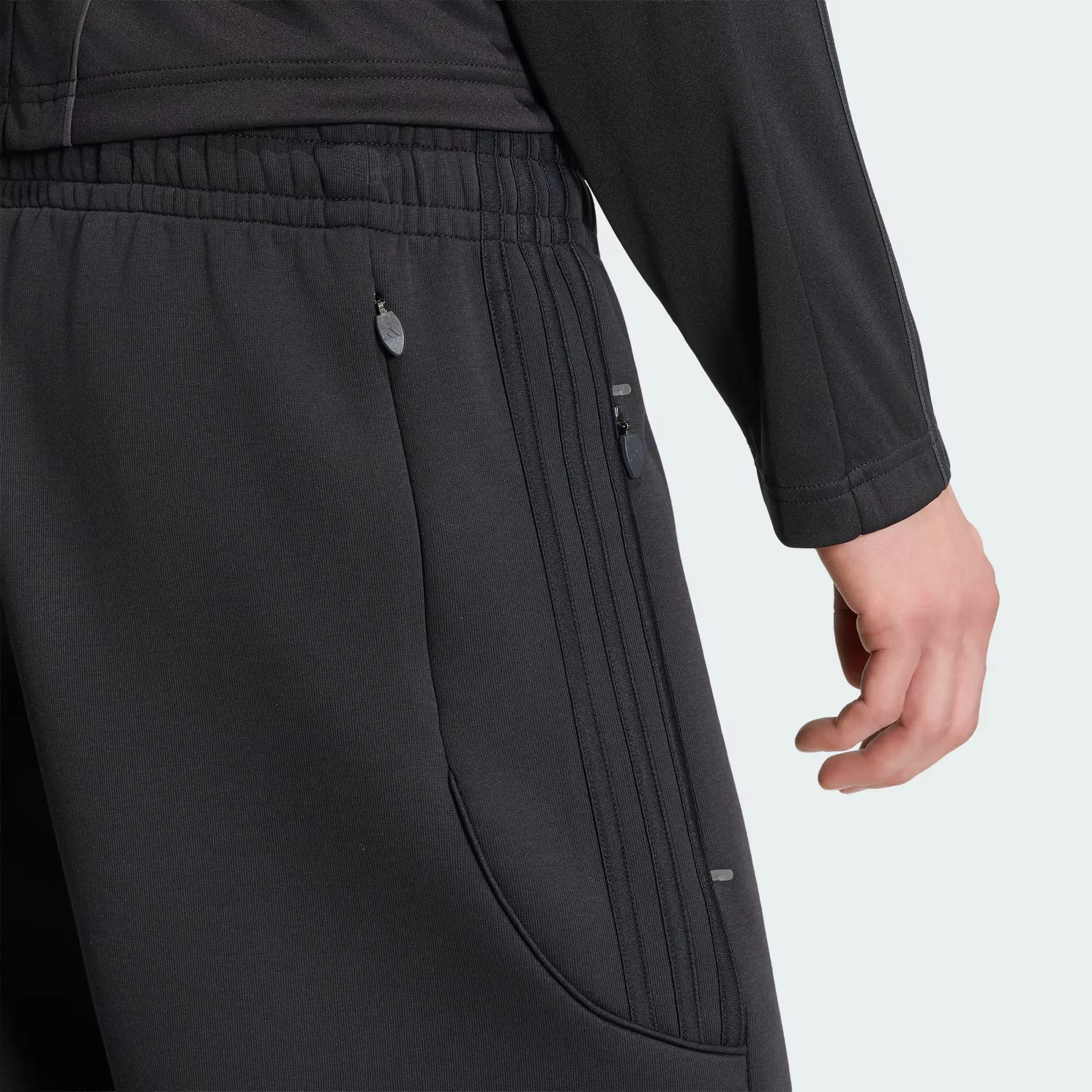 000000_adidas-Spacer-Cutline-Teamgeist-26-Short_Black_KQ8981_img5