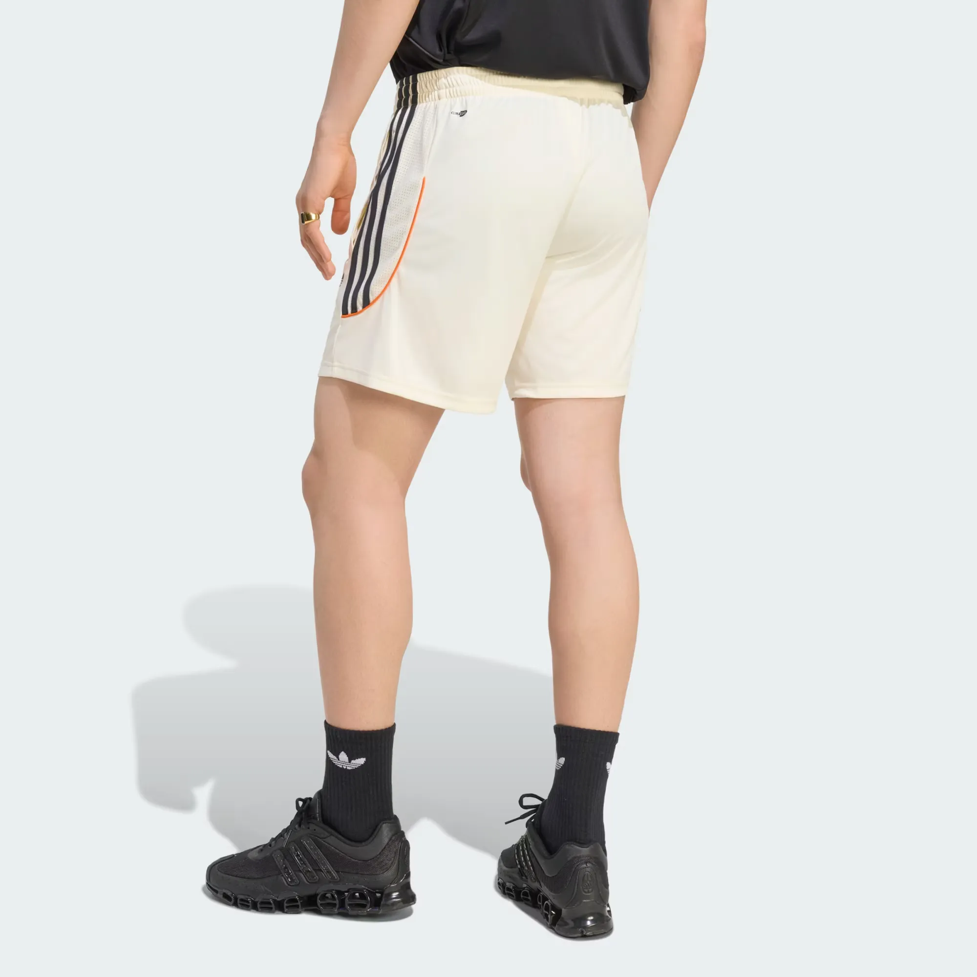 000000_adidas-Teamgeist-26-Short_Cream-White_KR7179_img1