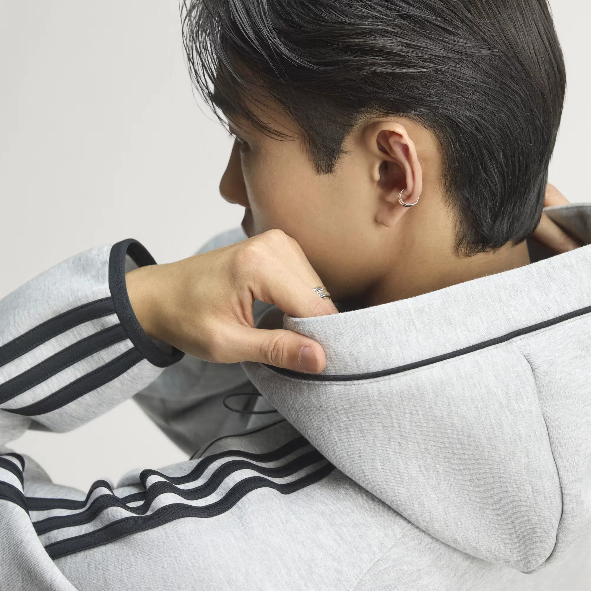 000000_adidas-Spacer-Teamgeist-26-Cutline-Hoodie_Medium-Grey-Heather_KR9653_img8