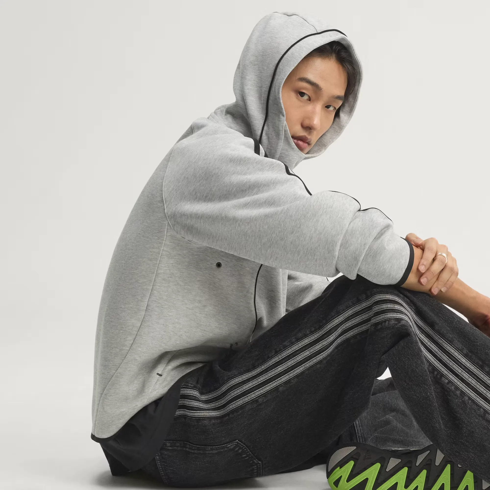 000000_adidas-Spacer-Teamgeist-26-Cutline-Hoodie_Medium-Grey-Heather_KR9653_img9