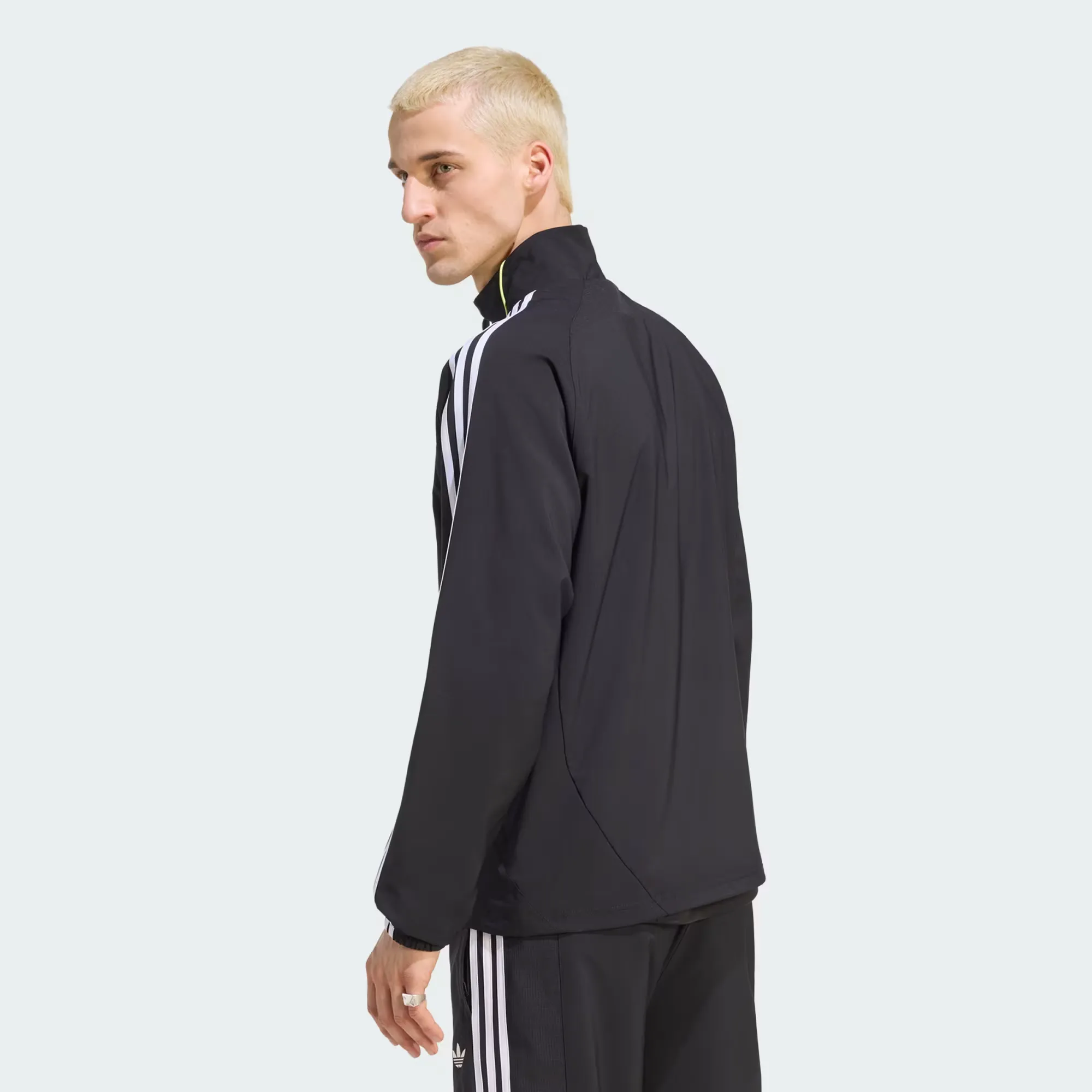 000000_adidas-Teamgeist-26-Track-Jacket_Black-White_KR1584_img1