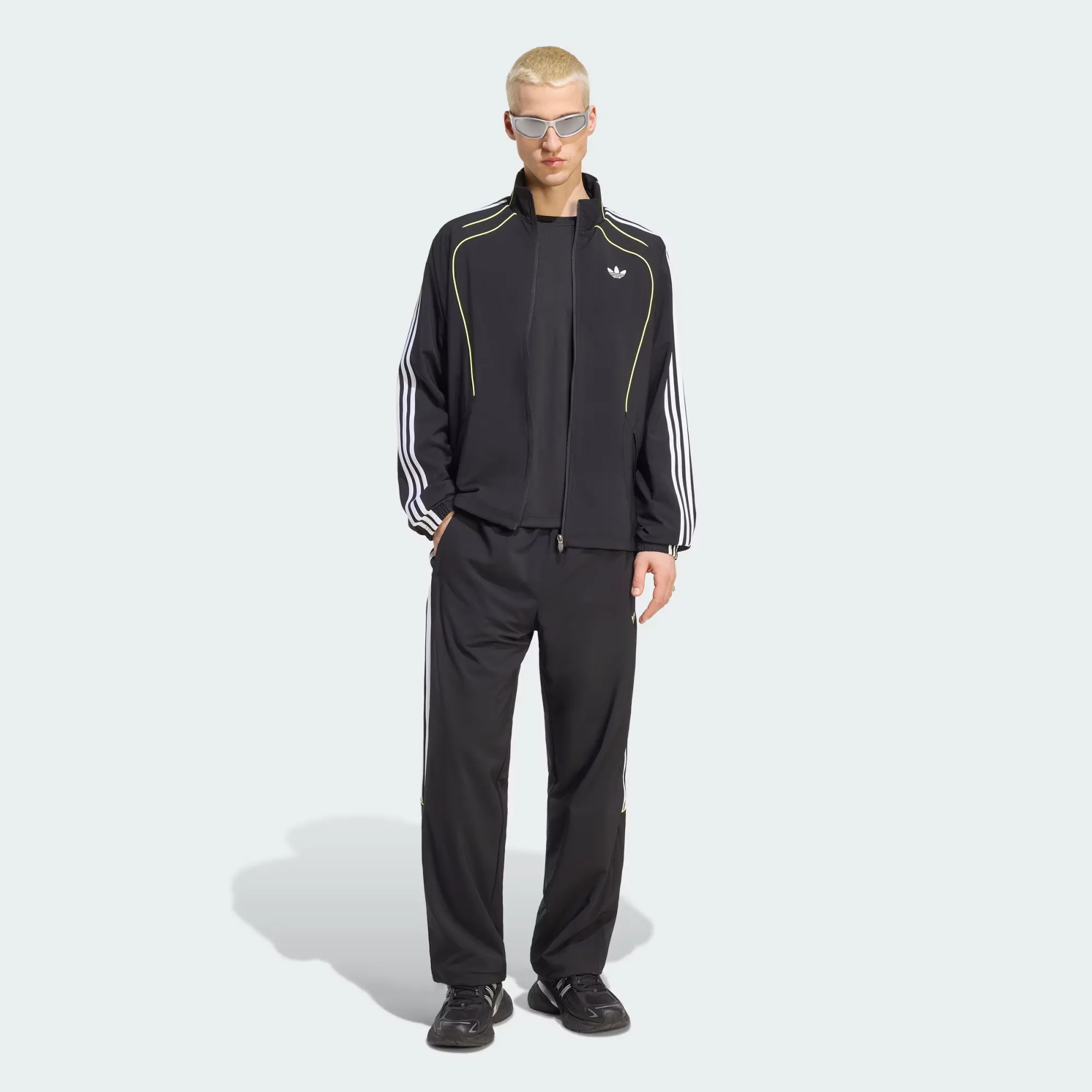 000000_adidas-Teamgeist-26-Track-Jacket_Black-White_KR1584_img2