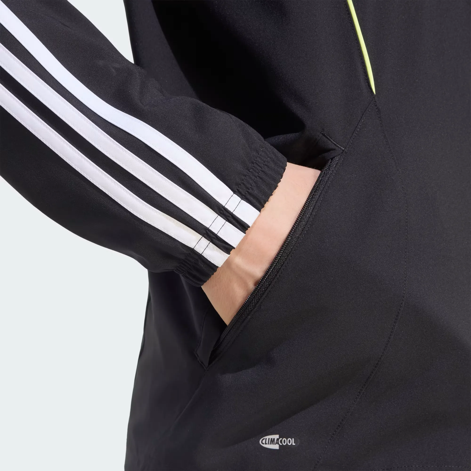 000000_adidas-Teamgeist-26-Track-Jacket_Black-White_KR1584_img5
