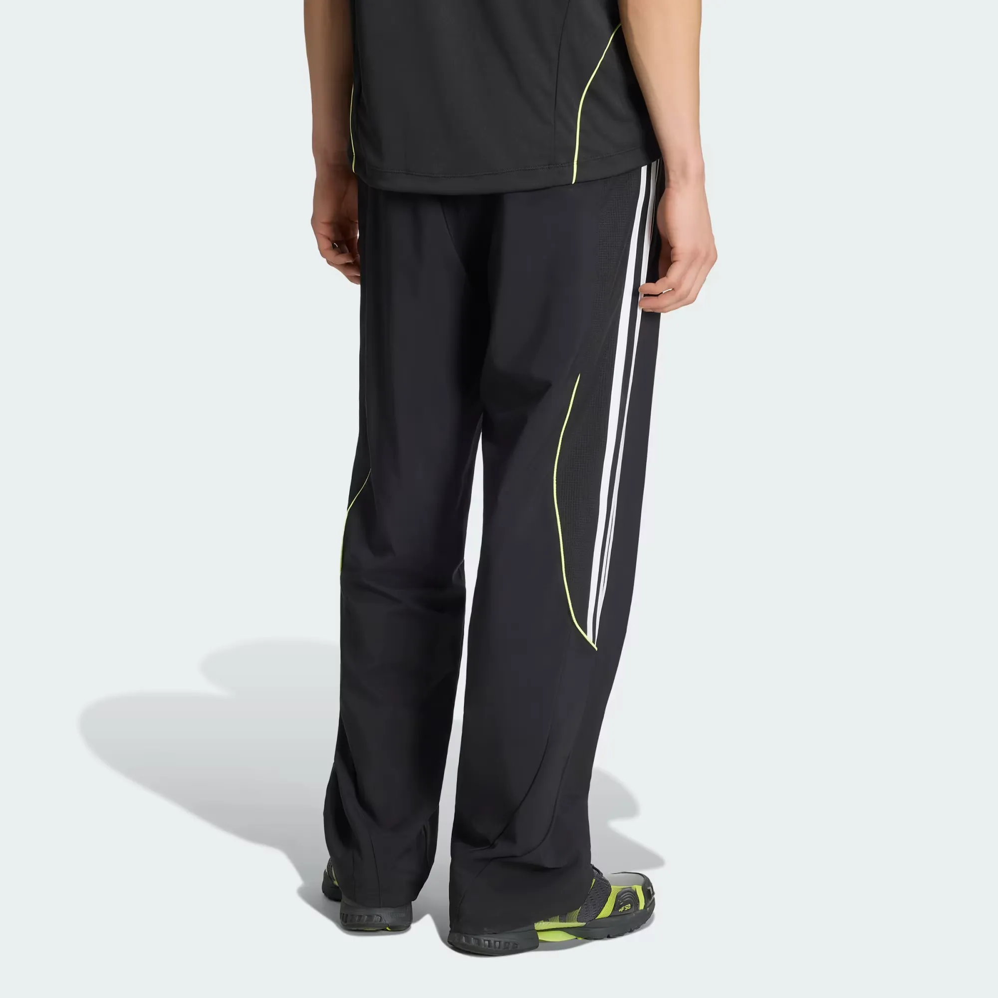 000000_adidas-Teamgeist-26-Track-Pants_Black-White_KR1583_img1