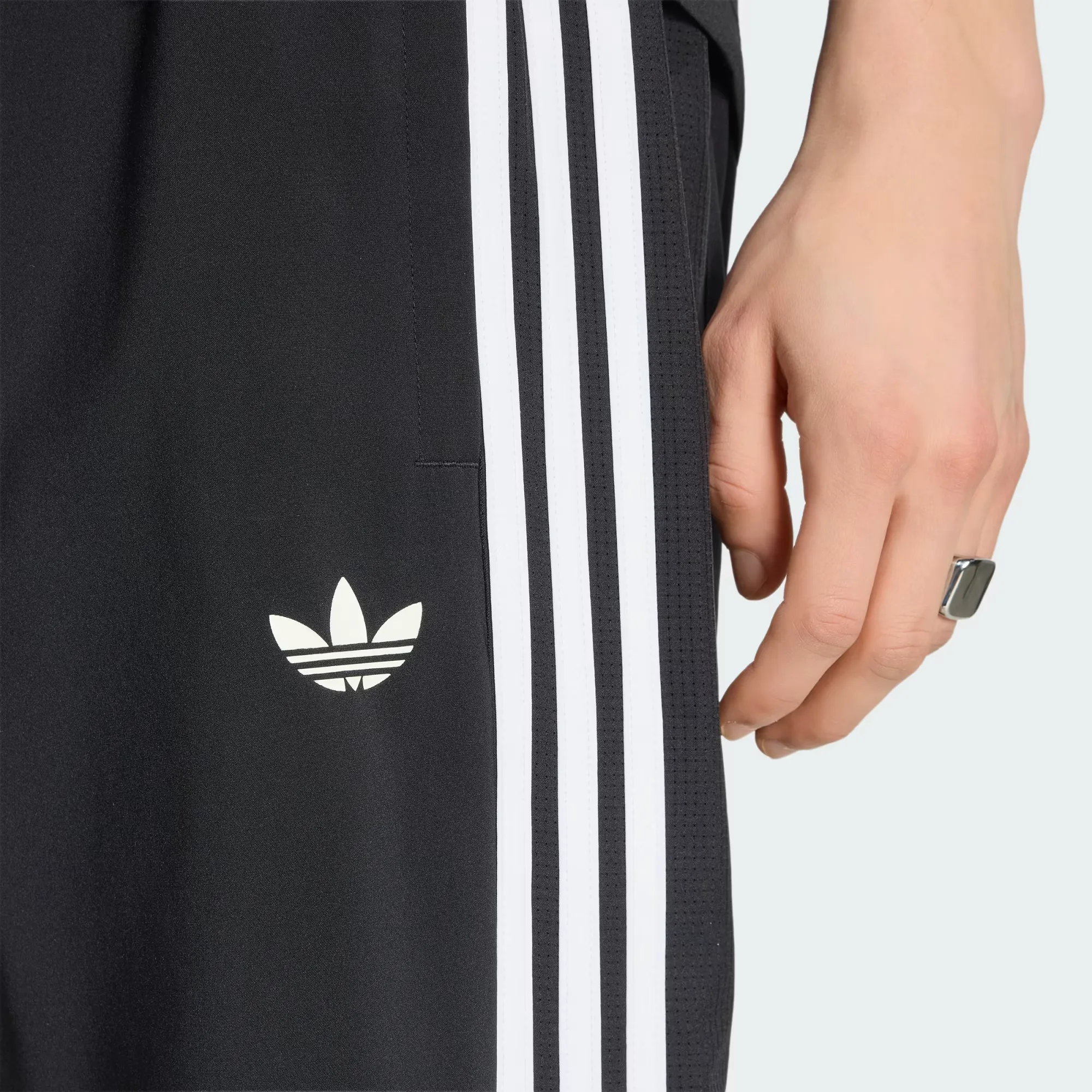 000000_adidas-Teamgeist-26-Track-Pants_Black-White_KR1583_img4