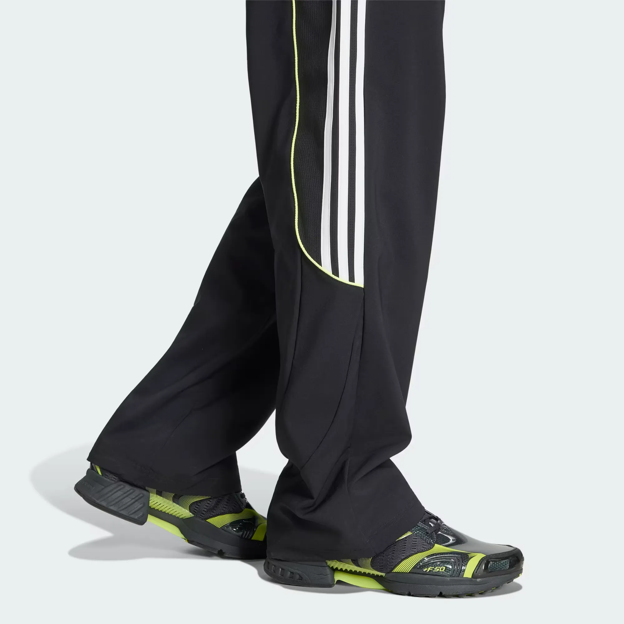 000000_adidas-Teamgeist-26-Track-Pants_Black-White_KR1583_img5