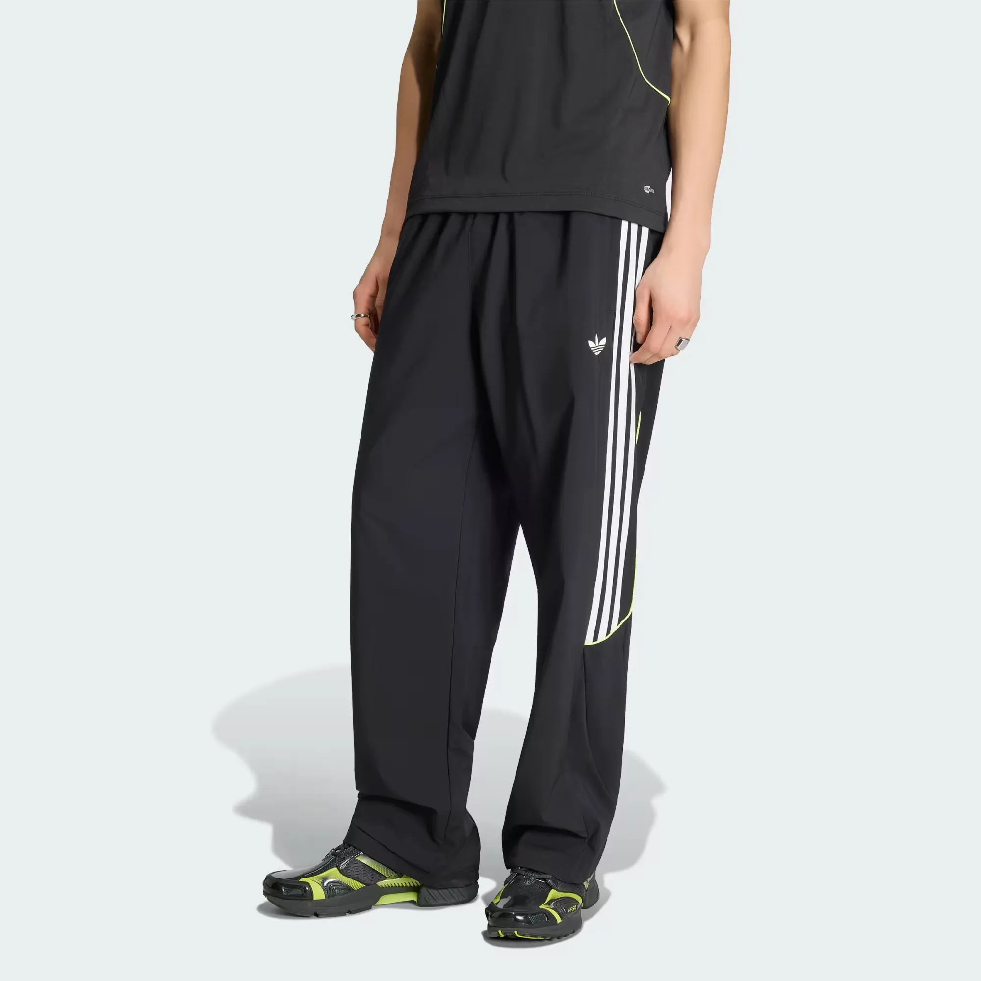 000000_adidas-Teamgeist-26-Track-Pants_Black-White_KR1583_img0