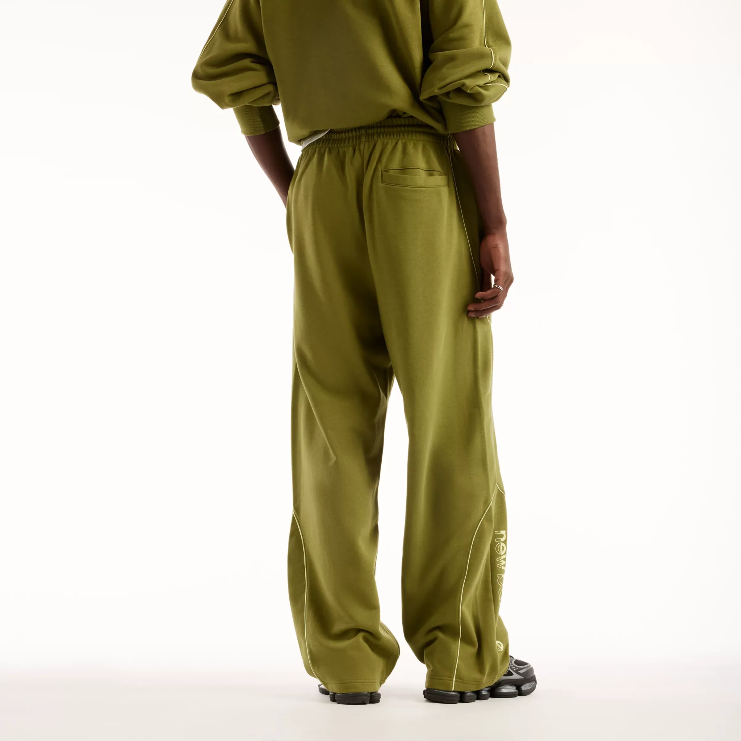 000000_New-Balance-Trackside-French-Terry-Pant_Sport-Green_MB62053FGEE_img3