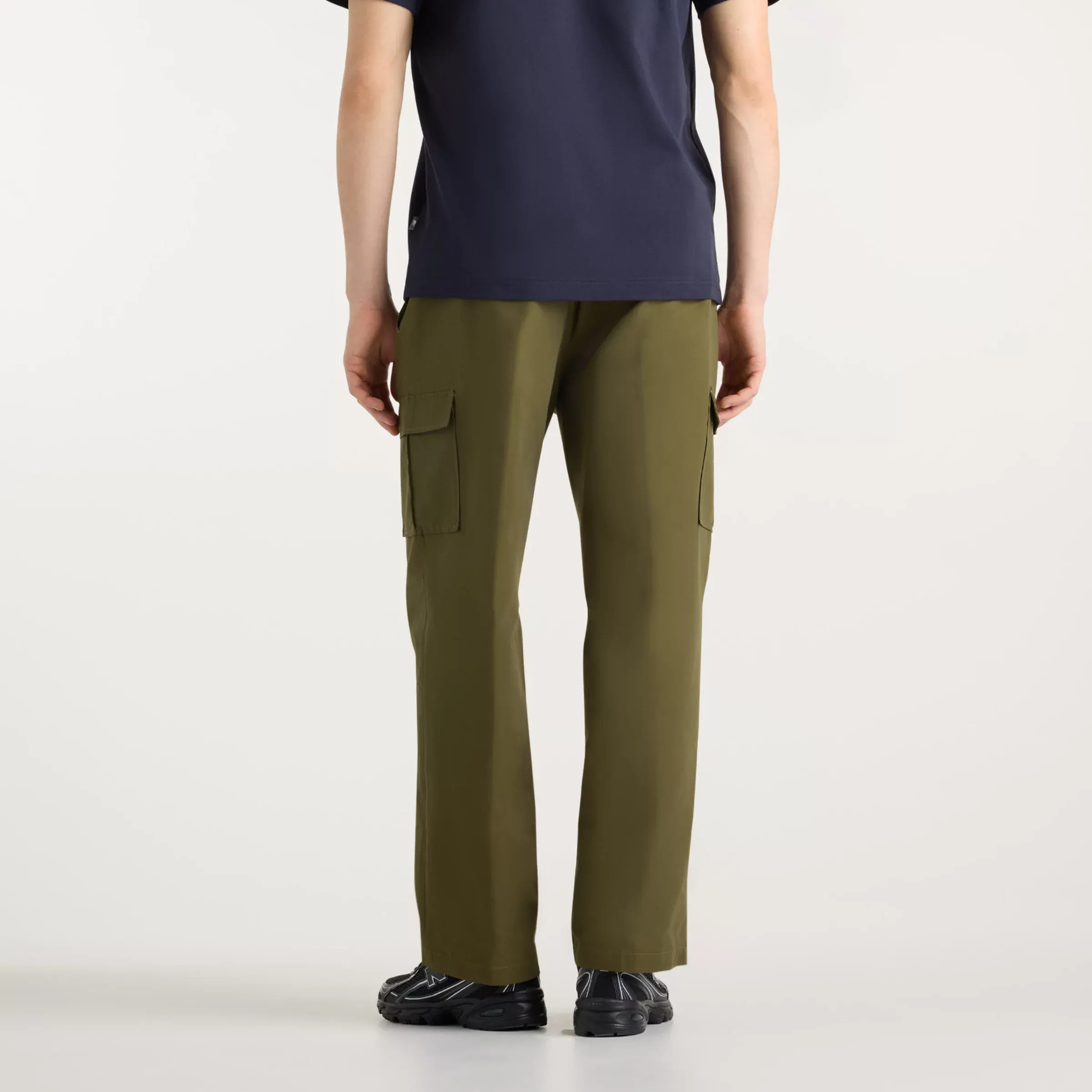 000000_New-Balance-Woven-Cargo-Pant_Wakame_MB62R0FVAAO_img3