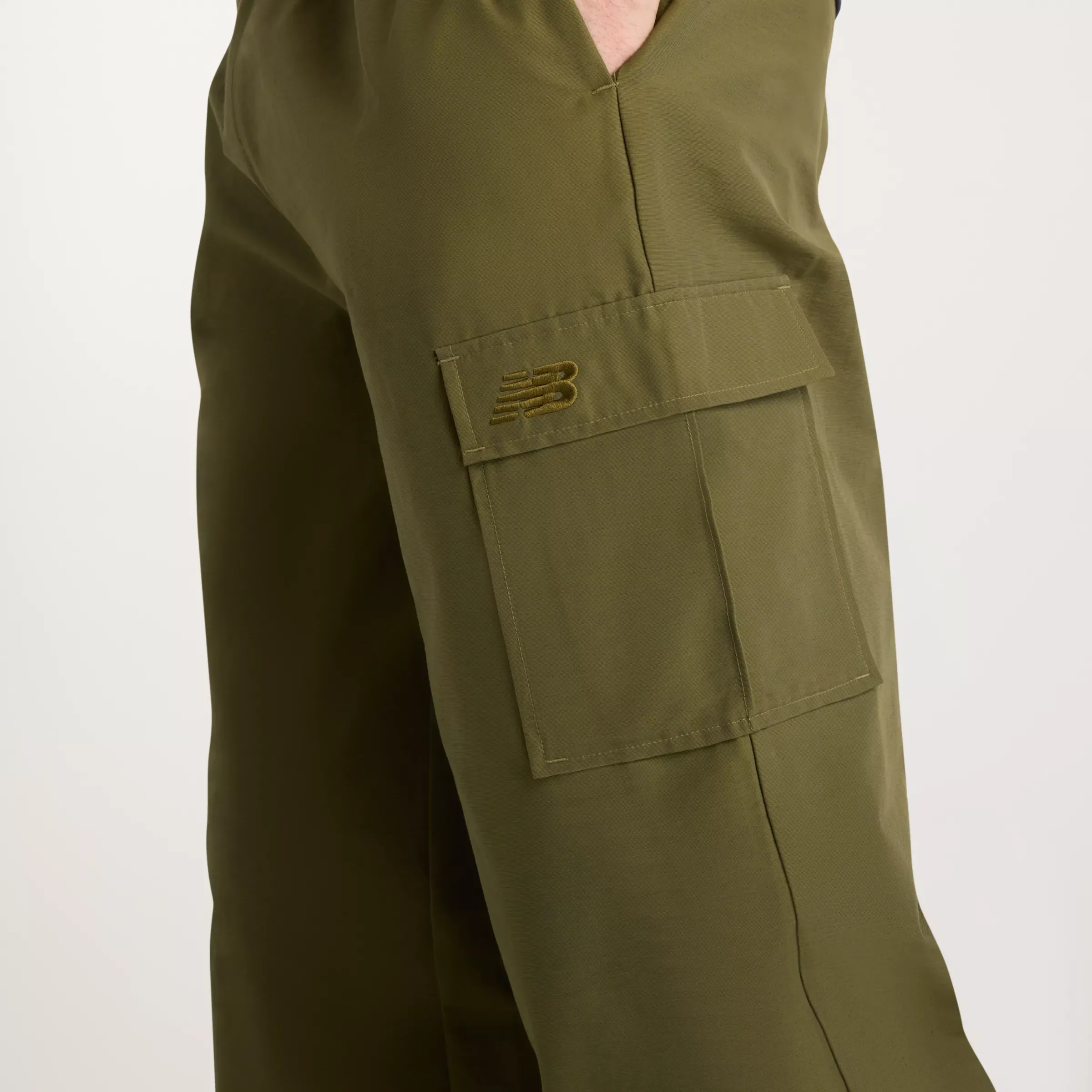 000000_New-Balance-Woven-Cargo-Pant_Wakame_MB62R0FVAAO_img4