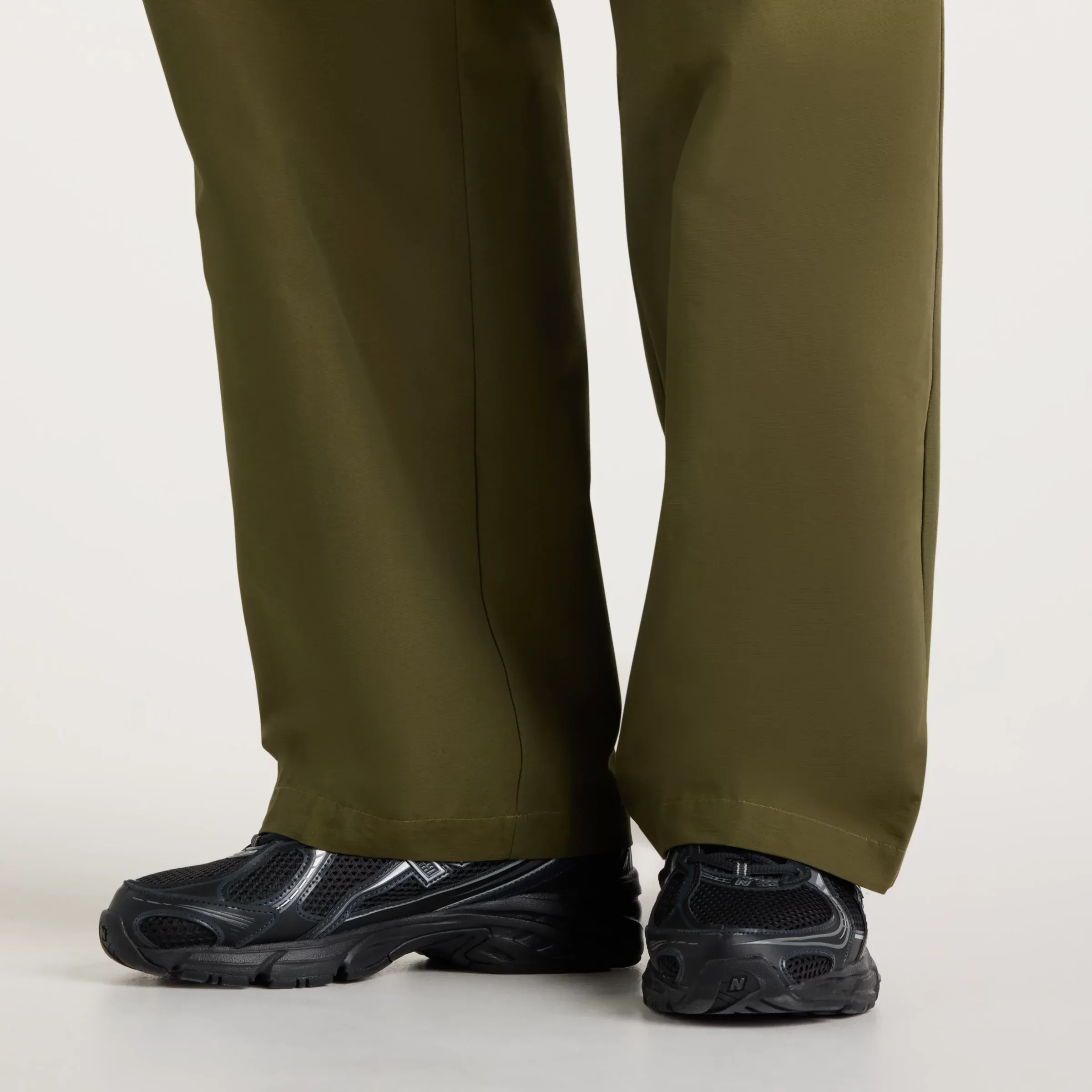 000000_New-Balance-Woven-Cargo-Pant_Wakame_MB62R0FVAAO_img5
