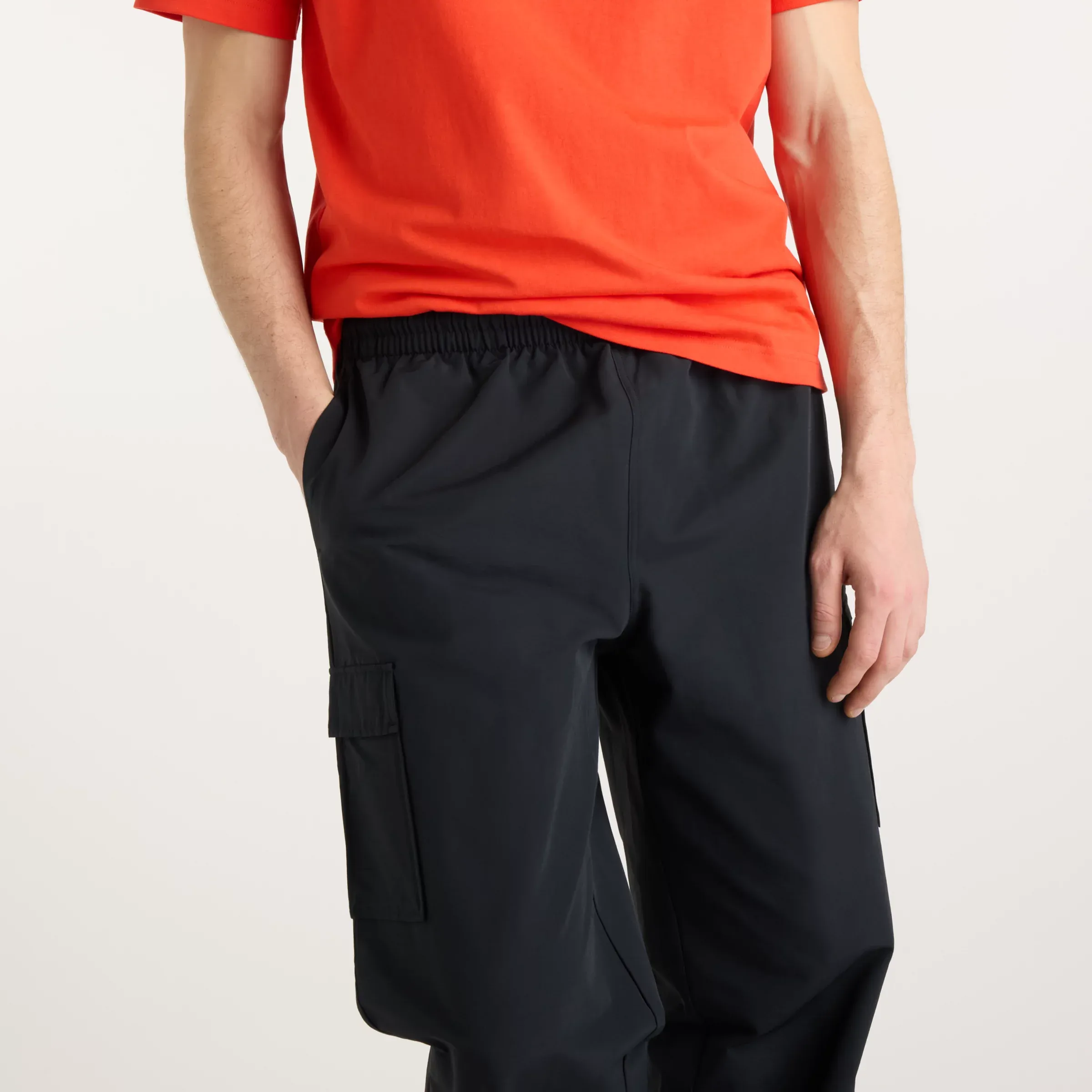 000000_New-Balance-Woven-Cargo-Pant_Black_MB62R0FVBK_img2