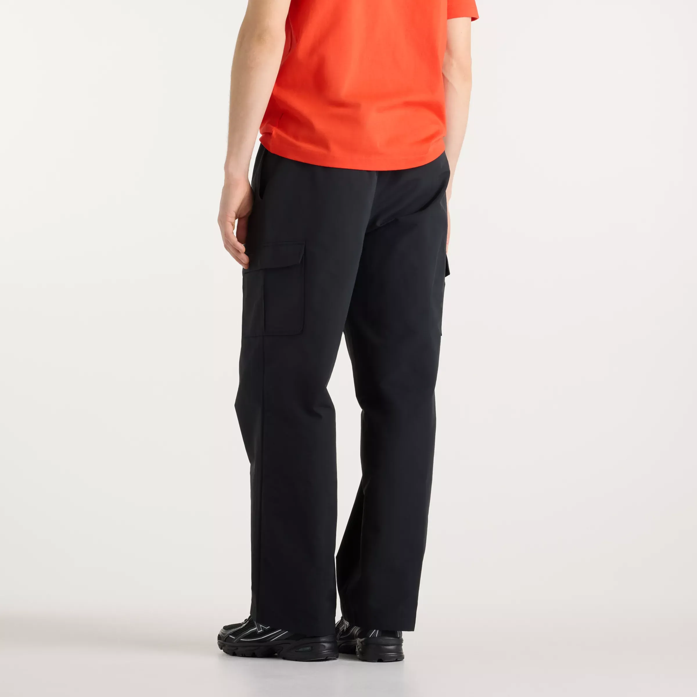 000000_New-Balance-Woven-Cargo-Pant_Black_MB62R0FVBK_img3