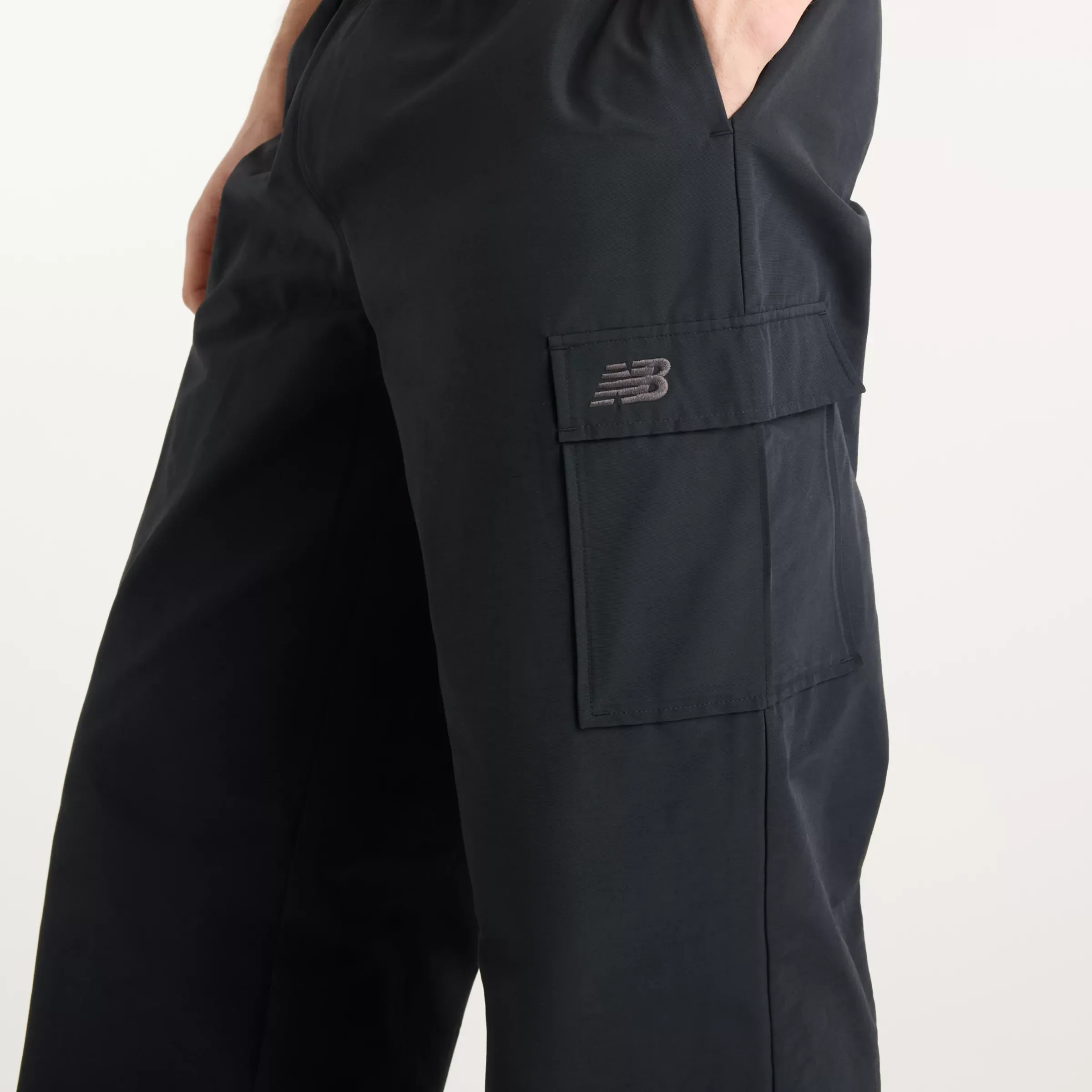 000000_New-Balance-Woven-Cargo-Pant_Black_MB62R0FVBK_img4
