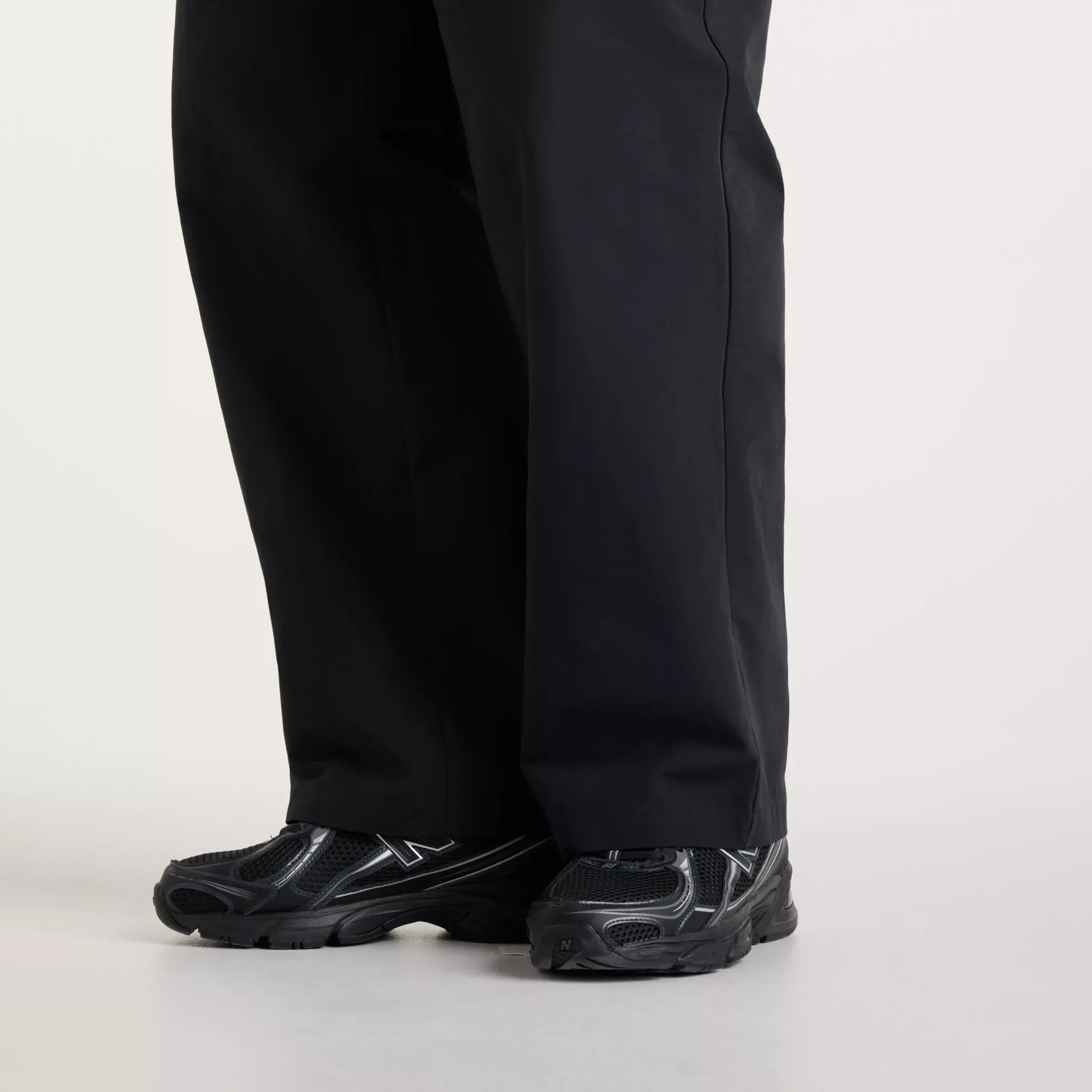 000000_New-Balance-Woven-Cargo-Pant_Black_MB62R0FVBK_img5