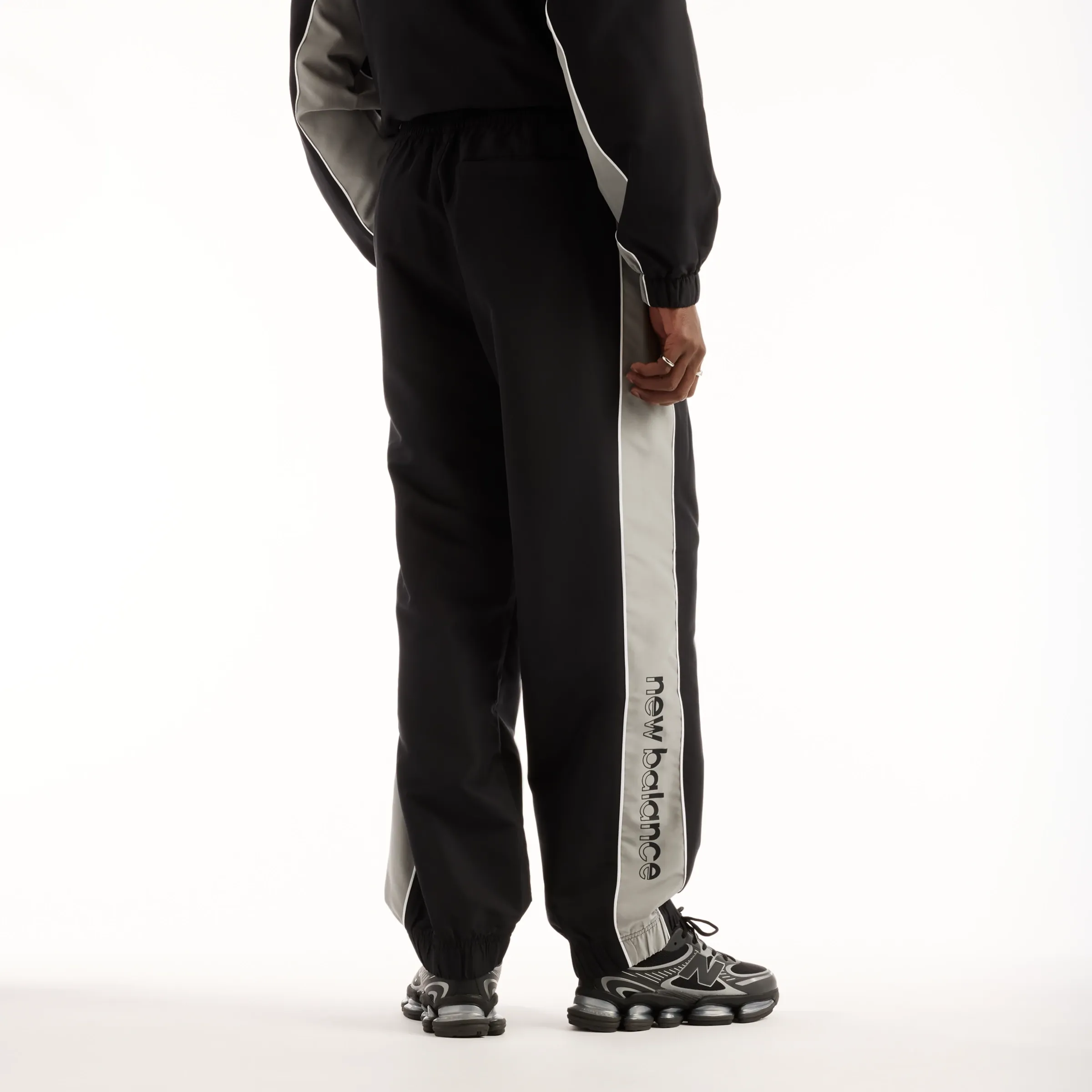 000000_New-Balance-Trackside-Woven-Pant_Black-Slate-Grey_MB62A8LTBK_img3