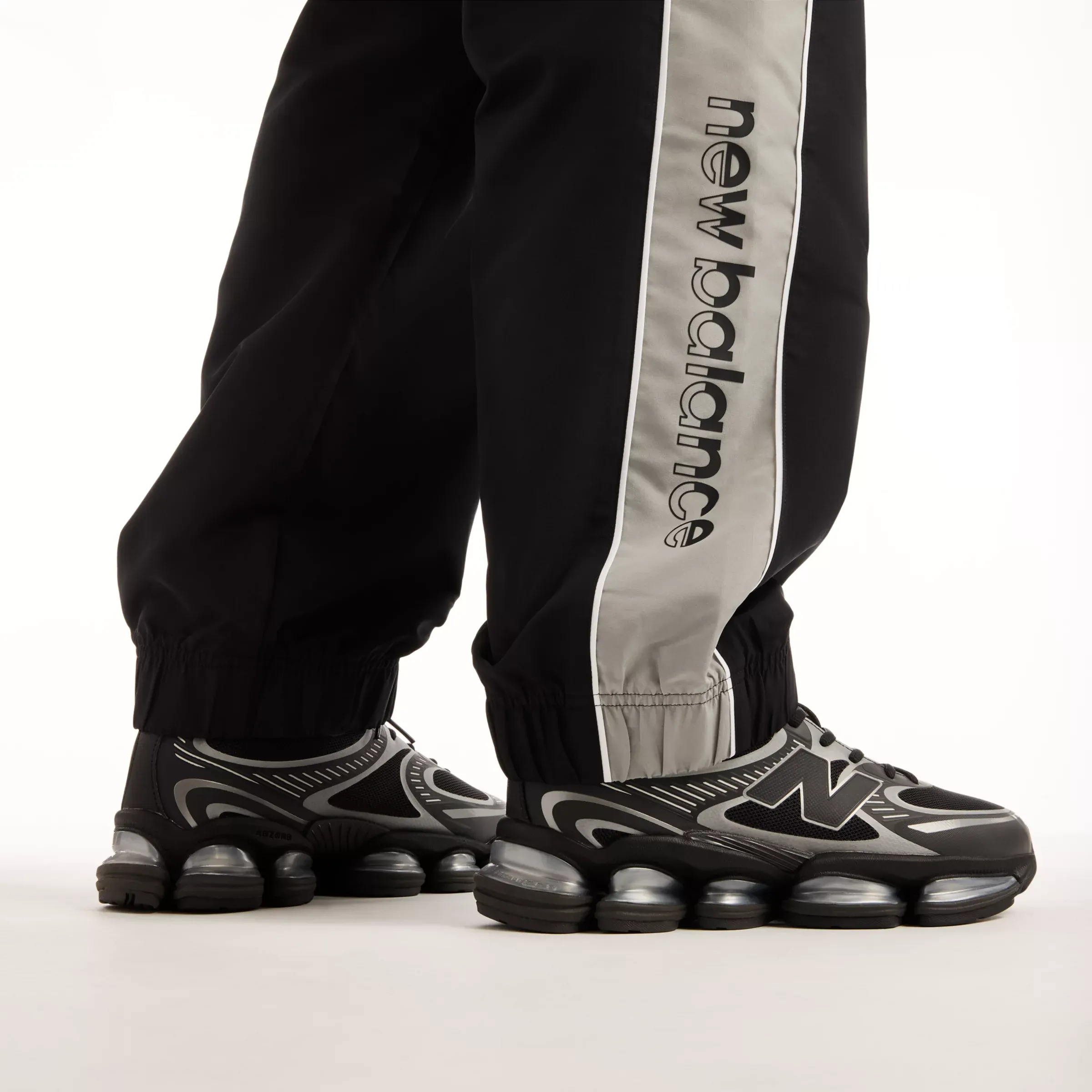 000000_New-Balance-Trackside-Woven-Pant_Black-Slate-Grey_MB62A8LTBK_img4
