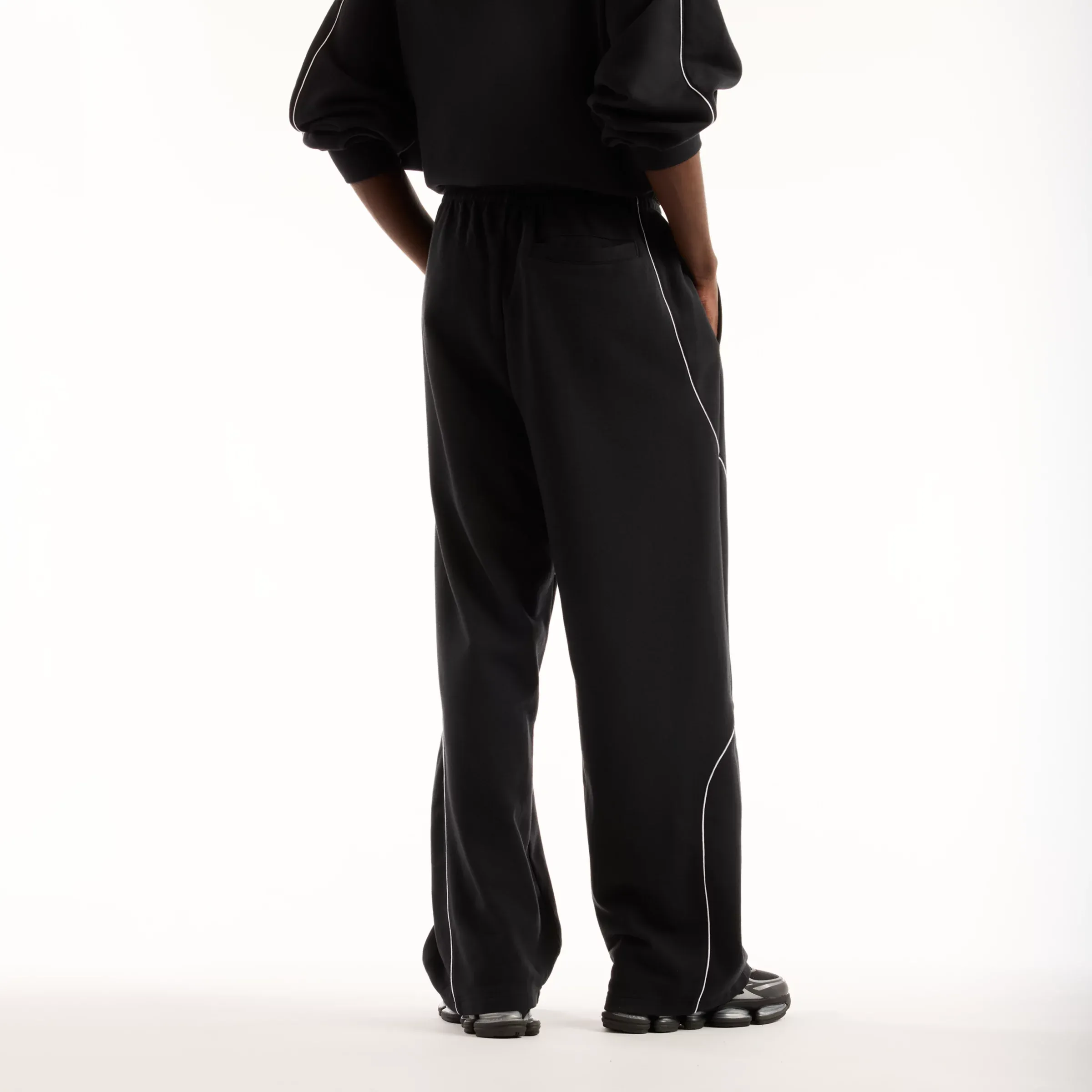 000000_New-Balance-Trackside-French-Terry-Pant_Black_MB62053FBK_img3