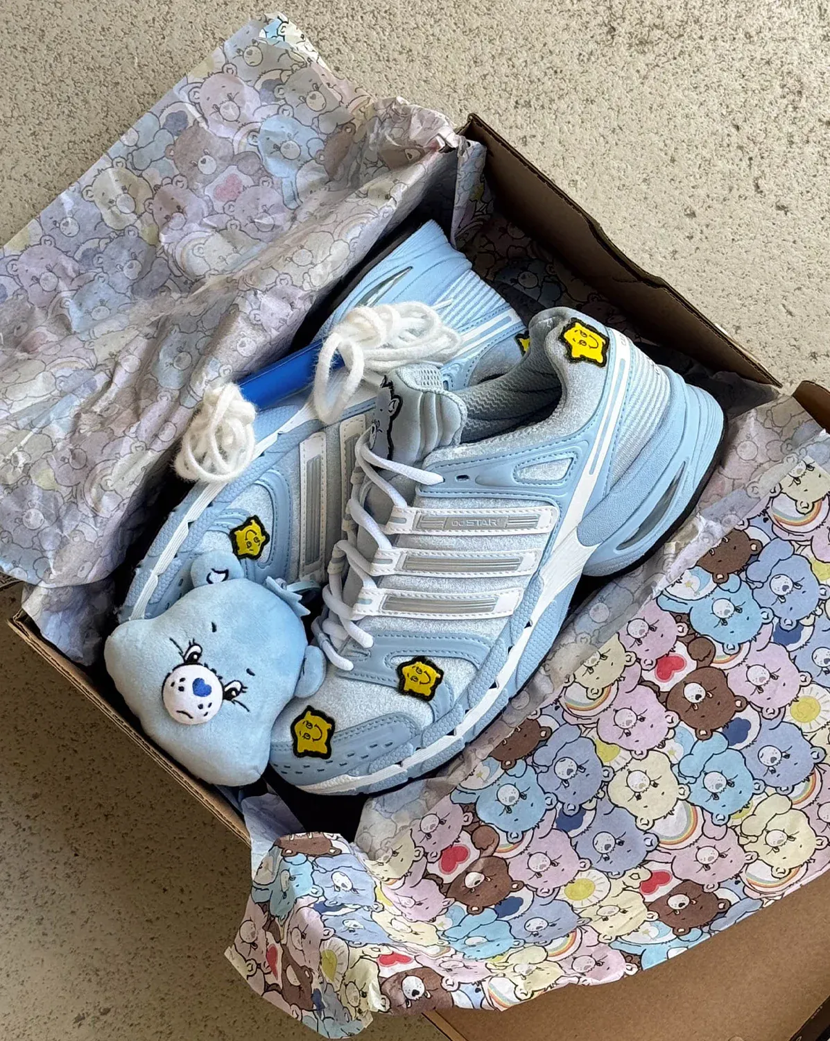 000000_adidas-x-Care-Bears-Adistar-Control-5-WMNS_Clear-Sky-Ftwr-White-Bluebird_KK2606_img0