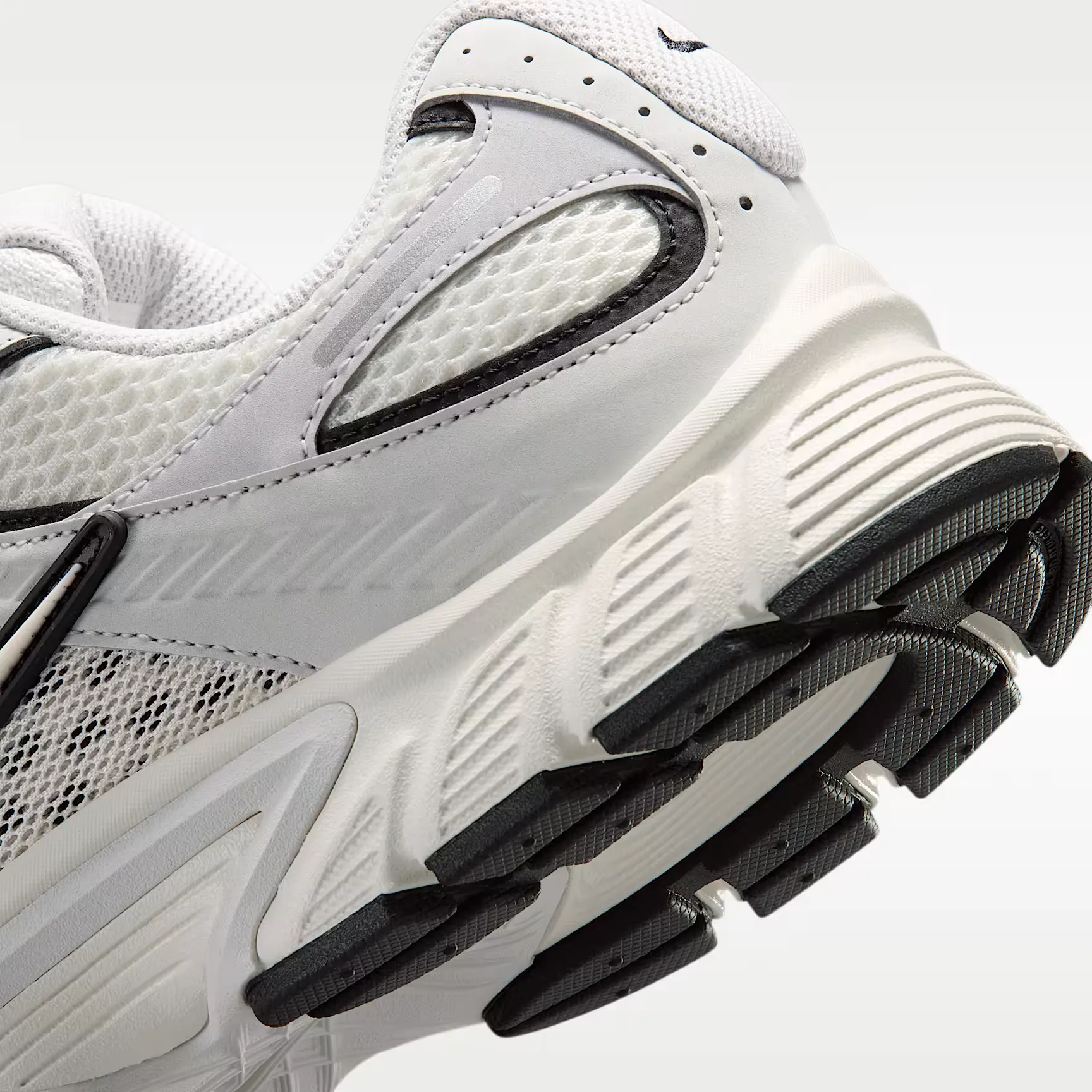 000000_Nike-V5-RNR_Sail-Black-Vast-Grey_IO7835-100_img7