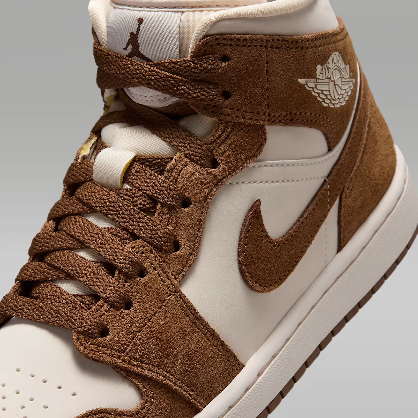 000000_Air-Jordan-1-Mid-WMNS_Light-British-Tan-Chalk_BQ6472-203_img6