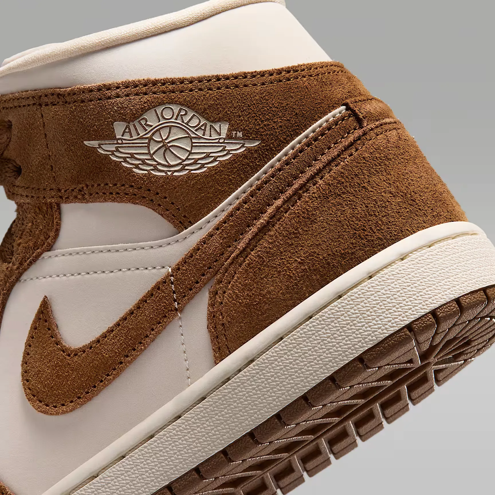 000000_Air-Jordan-1-Mid-WMNS_Light-British-Tan-Chalk_BQ6472-203_img7