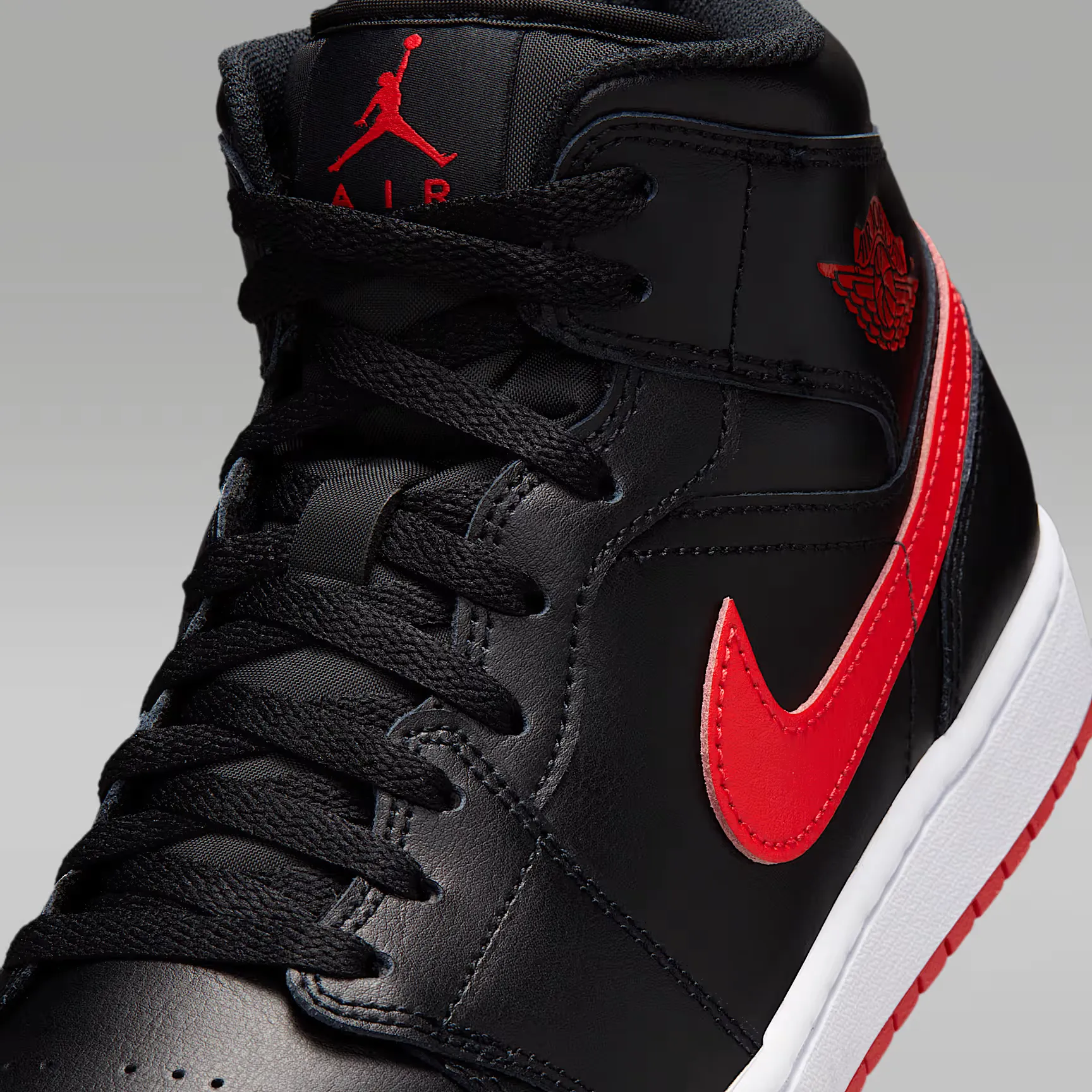 000000_Air-Jordan-1-Mid_Black-University-Red_DQ8426-005_img6
